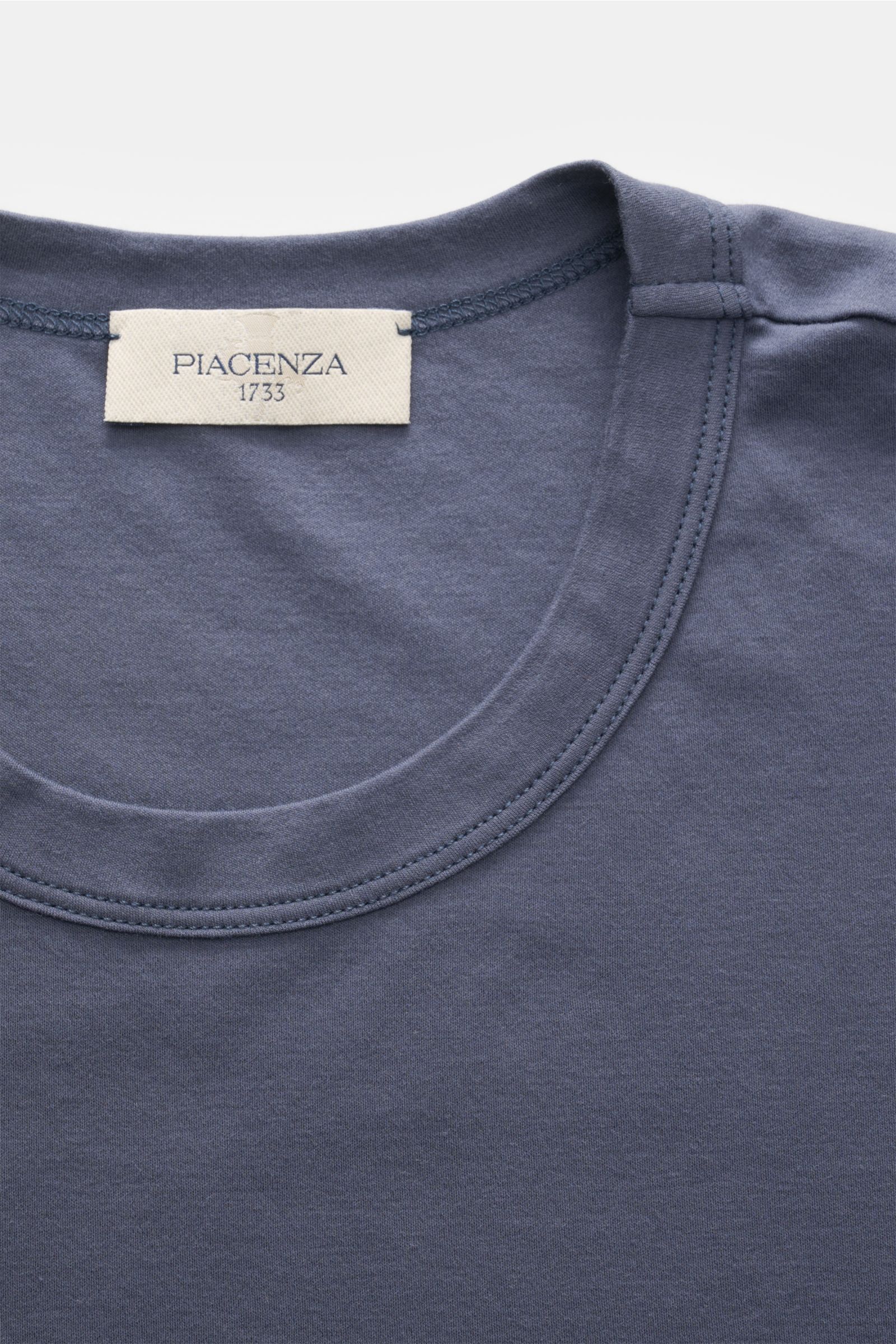 Nahaufnahme des Piacenza 1733 Rundhals-T-Shirts graublau von oben, feine Jersey-Qualität, weicher Griff, Regular Fit, reine Baumwolle.