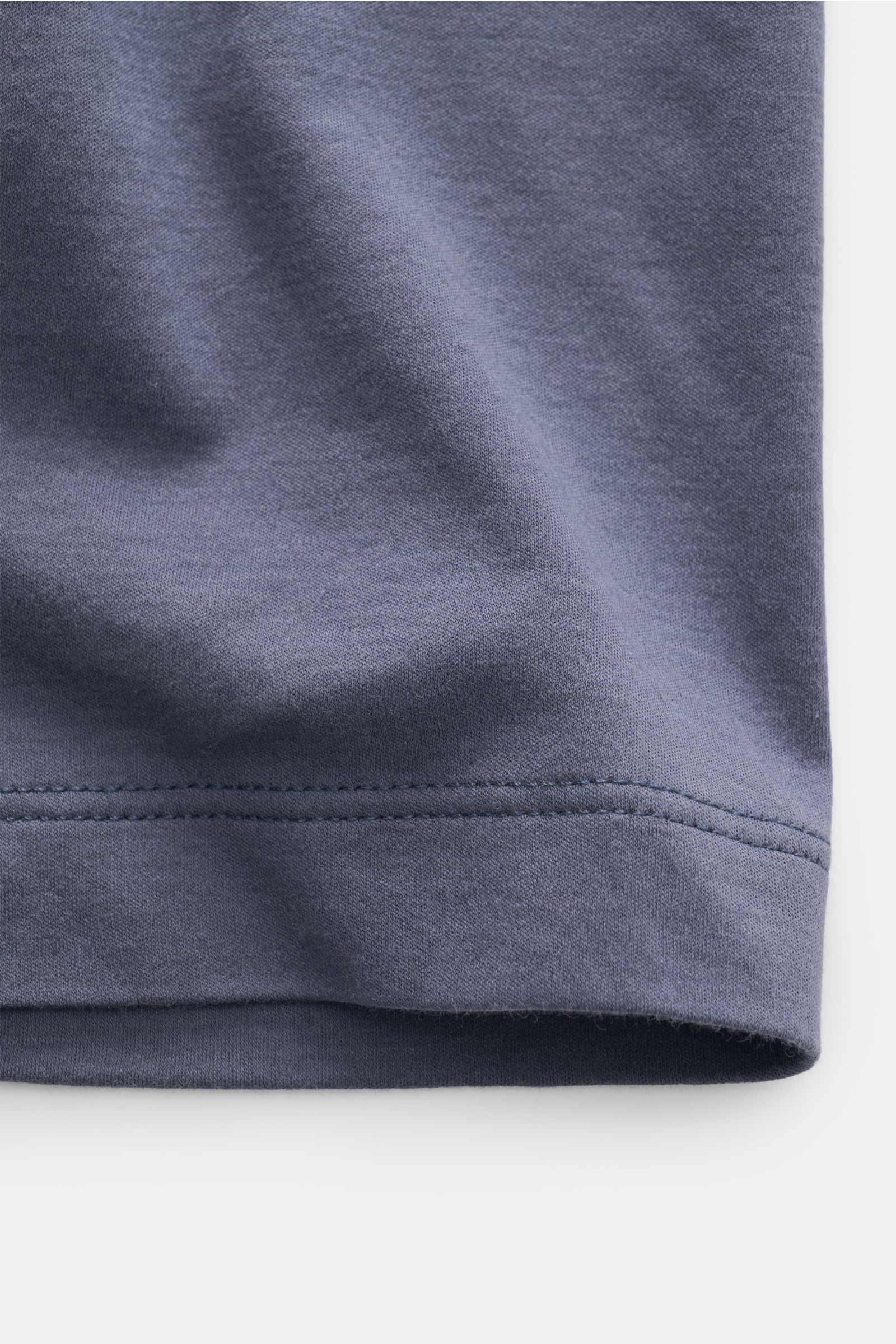 Piacenza 1733 Rundhals-T-Shirt graublau, Detailaufnahme Saum mit feiner Jersey-Qualität aus reiner Baumwolle, Regular Fit, weicher Griff.