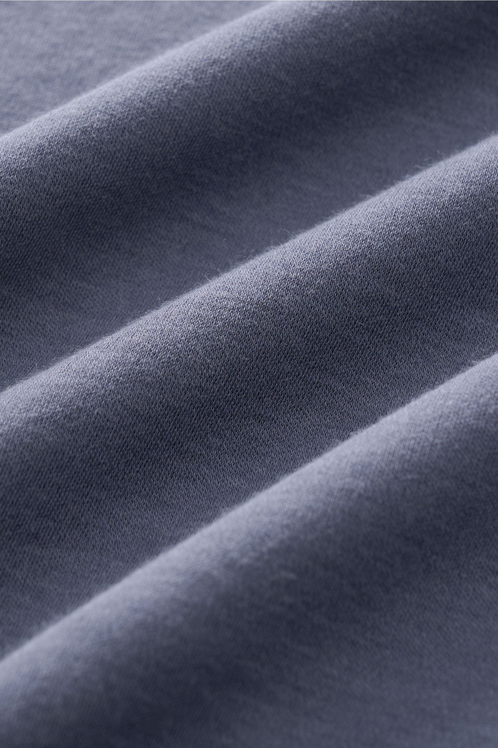 Piacenza 1733 Rundhals-T-Shirt graublau, Nahaufnahme feiner Jersey-Baumwollstoff, weicher Griff, Regular Fit, Rundhalsausschnitt, Stoffdetail von schräger Perspektive.