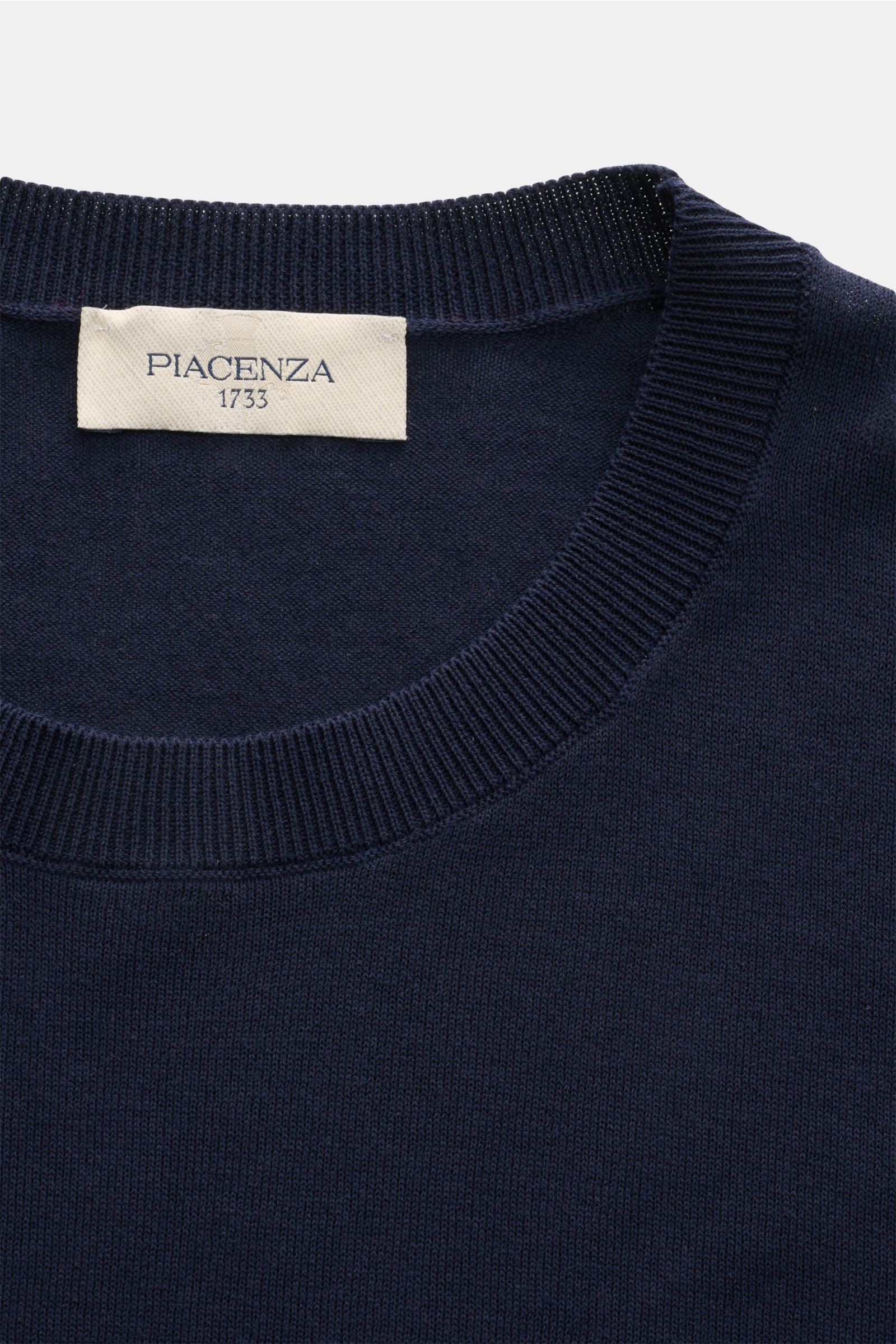 Nahaufnahme des Piacenza 1733 Kurzarmpullovers navy von oben, Slim Fit aus reiner Baumwolle mit offenem Strickbild.