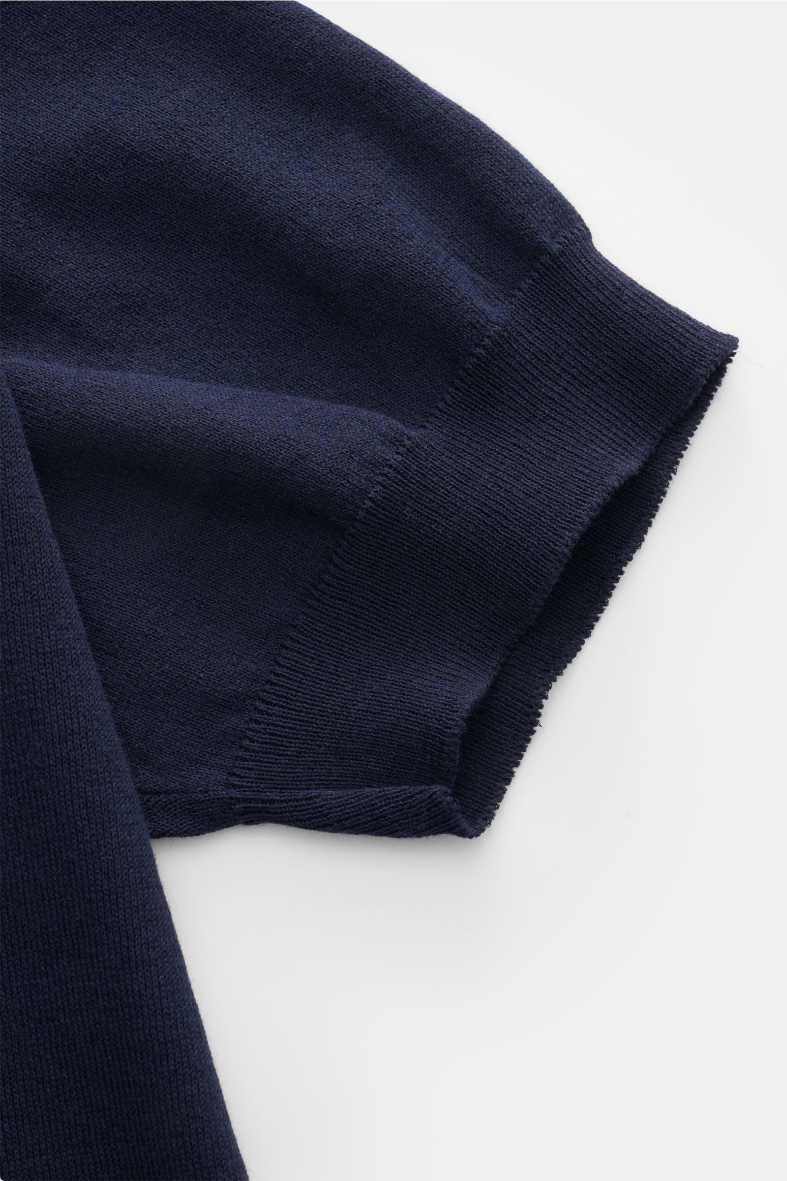 Nahaufnahme des Ärmels vom Piacenza 1733 Kurzarmpullover navy, Slim Fit mit feinem, offenem Strickbild, reiner Baumwolle und flexiblen Rippbündchen.