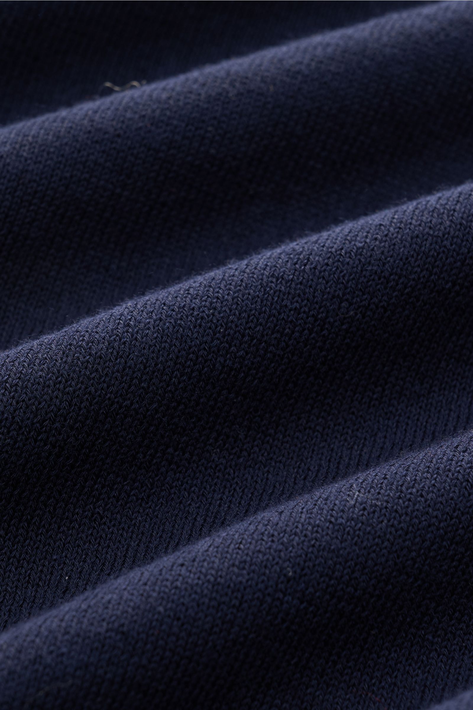 Nahaufnahme des feinen, offenen Strickbilds des Piacenza 1733 Kurzarmpullover navy aus reiner Baumwolle mit leicht griffiger Haptik.