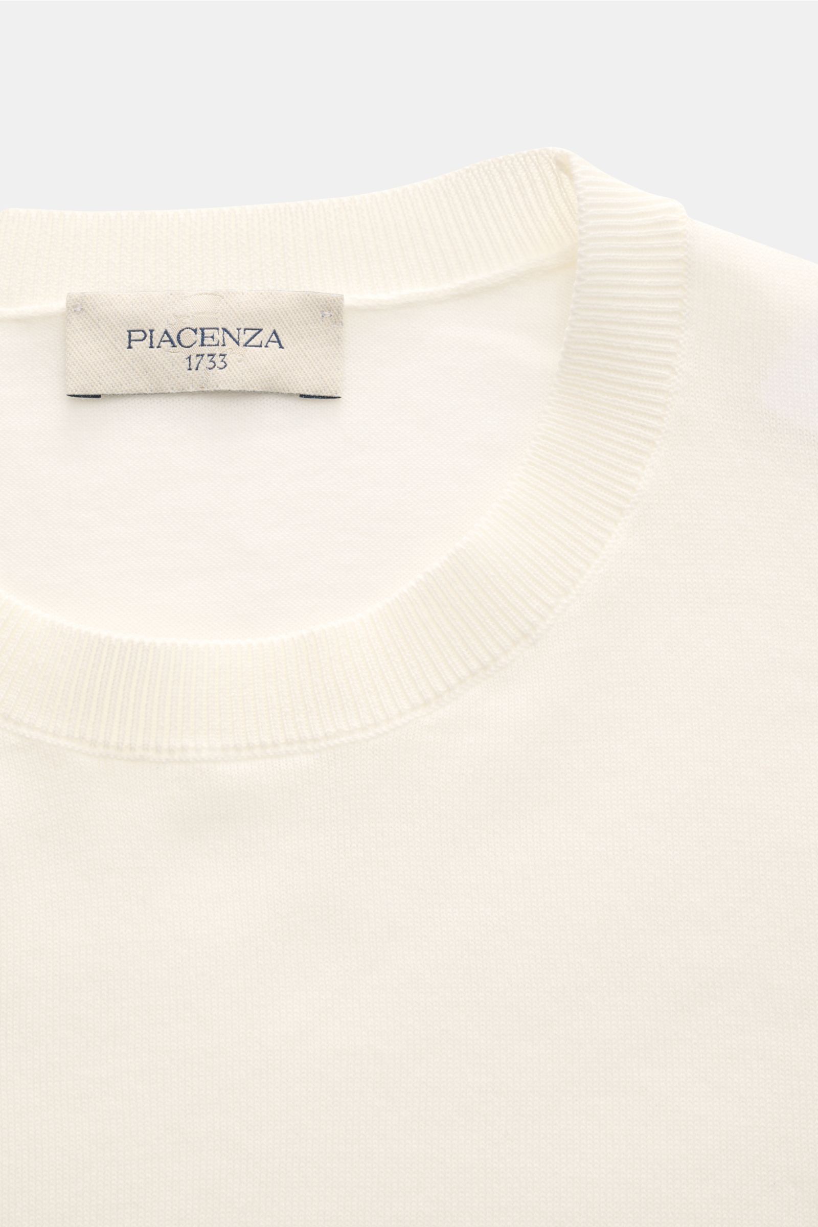 Piacenza 1733 Kurzarmpullover offwhite, Nahaufnahme von oben, reiner Baumwollstrick, offenes Strickbild, Slim Fit, flexible Rippbündchen, leichte Sommersaison-Haptik.