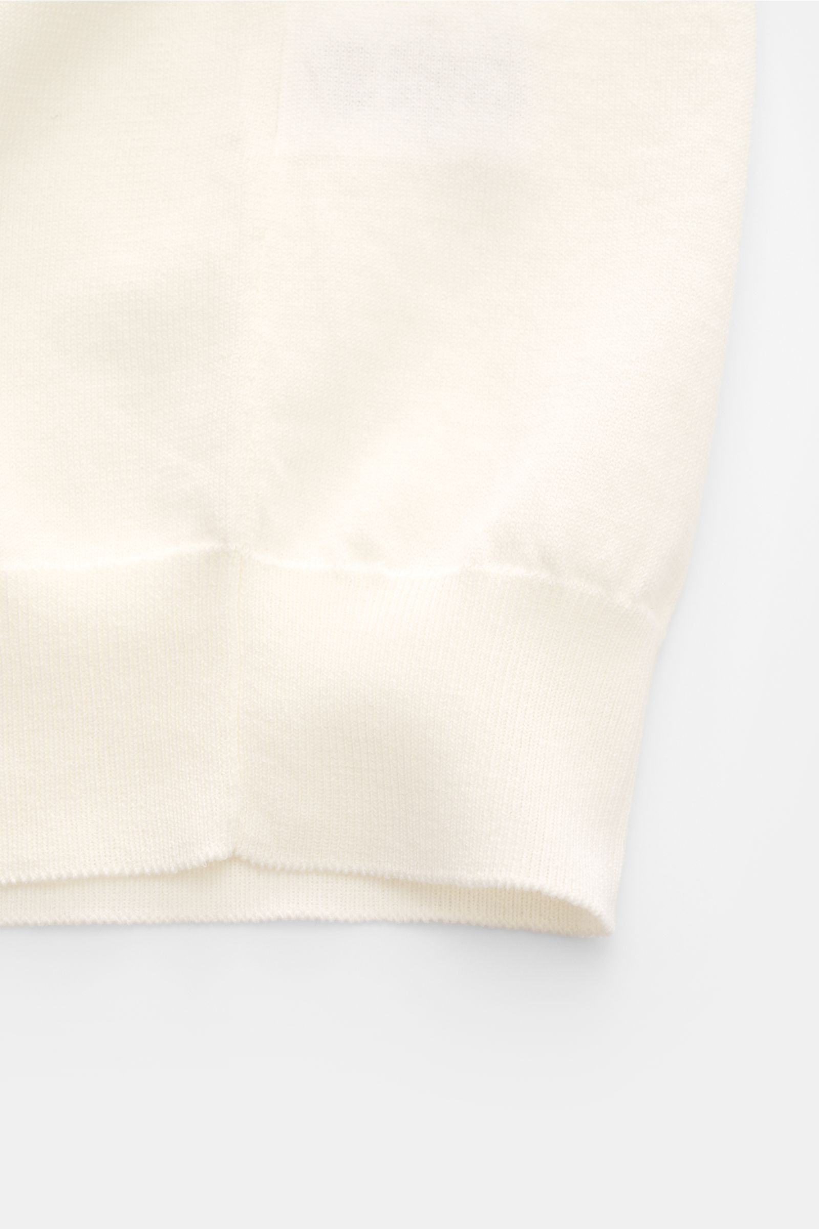 Piacenza 1733 Kurzarmpullover offwhite, Detailaufnahme von unten, Slim Fit, reine Baumwolle, offenes Strickbild, flexible Rippbündchen, leicht griffig.