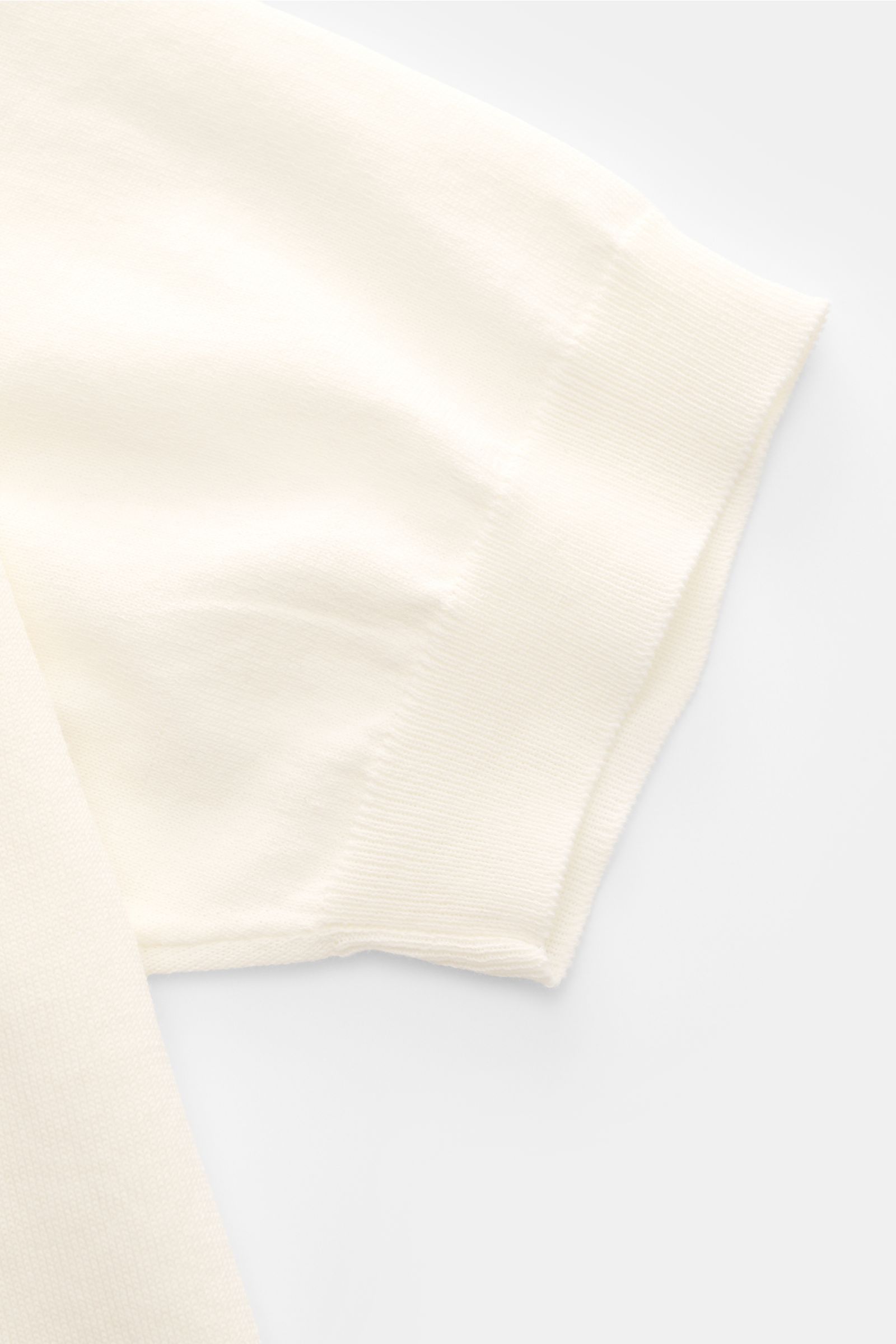 Piacenza 1733 Kurzarmpullover offwhite aus leichter reiner Baumwolle mit feinem, offenem Strickbild, Slim Fit, flexible Rippbündchen, Detailansicht Ärmel.
