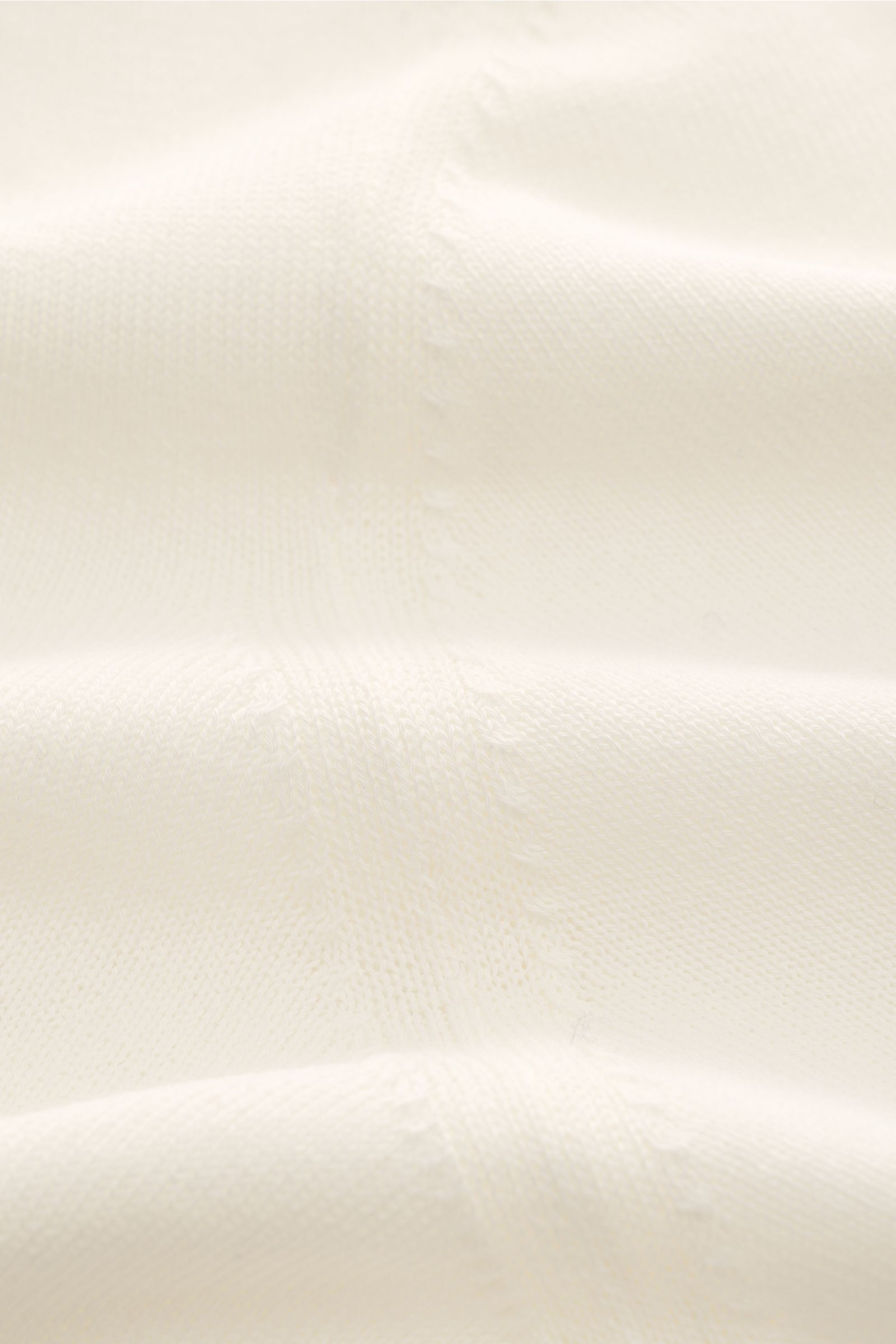 Nahaufnahme des feinmaschigen, offenen Strickbilds des Piacenza 1733 Kurzarmpullover offwhite aus reiner Baumwolle, Slim Fit, flexible Rippbündchen.