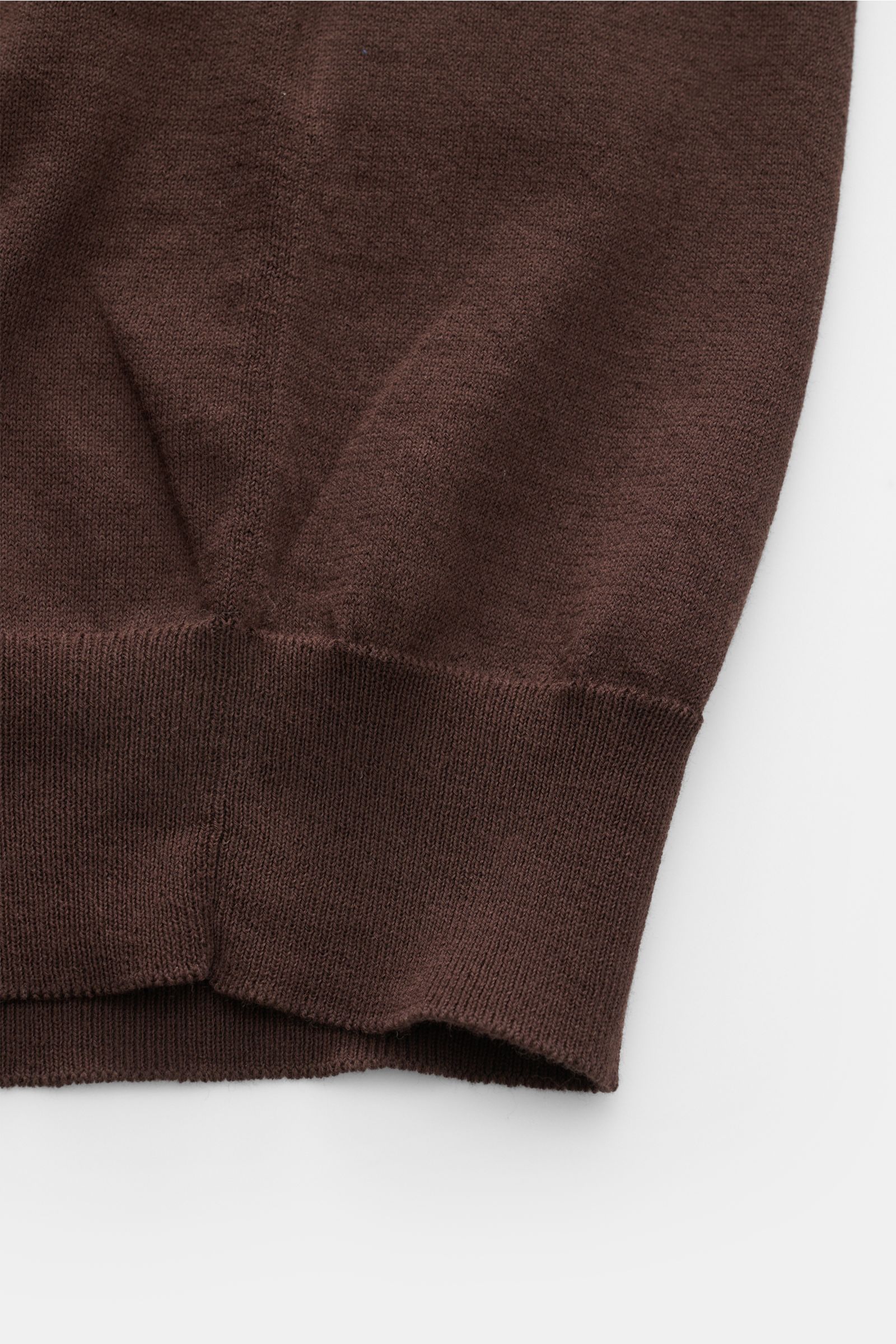 Nahaufnahme des dunkelbraunen Piacenza 1733 Kurzarmpullovers aus reiner Baumwolle mit offenem Strickbild und flexiblem Rippbündchen, Slim Fit.