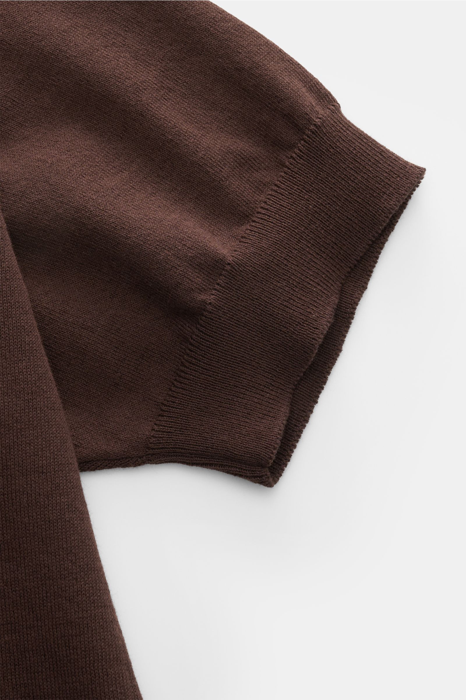 Piacenza 1733 Kurzarmpullover dunkelbraun, Nahaufnahme der linken Schulter und Ärmel, reine Baumwolle, feines offenes Strickbild, Slim Fit, flexible Rippbündchen.