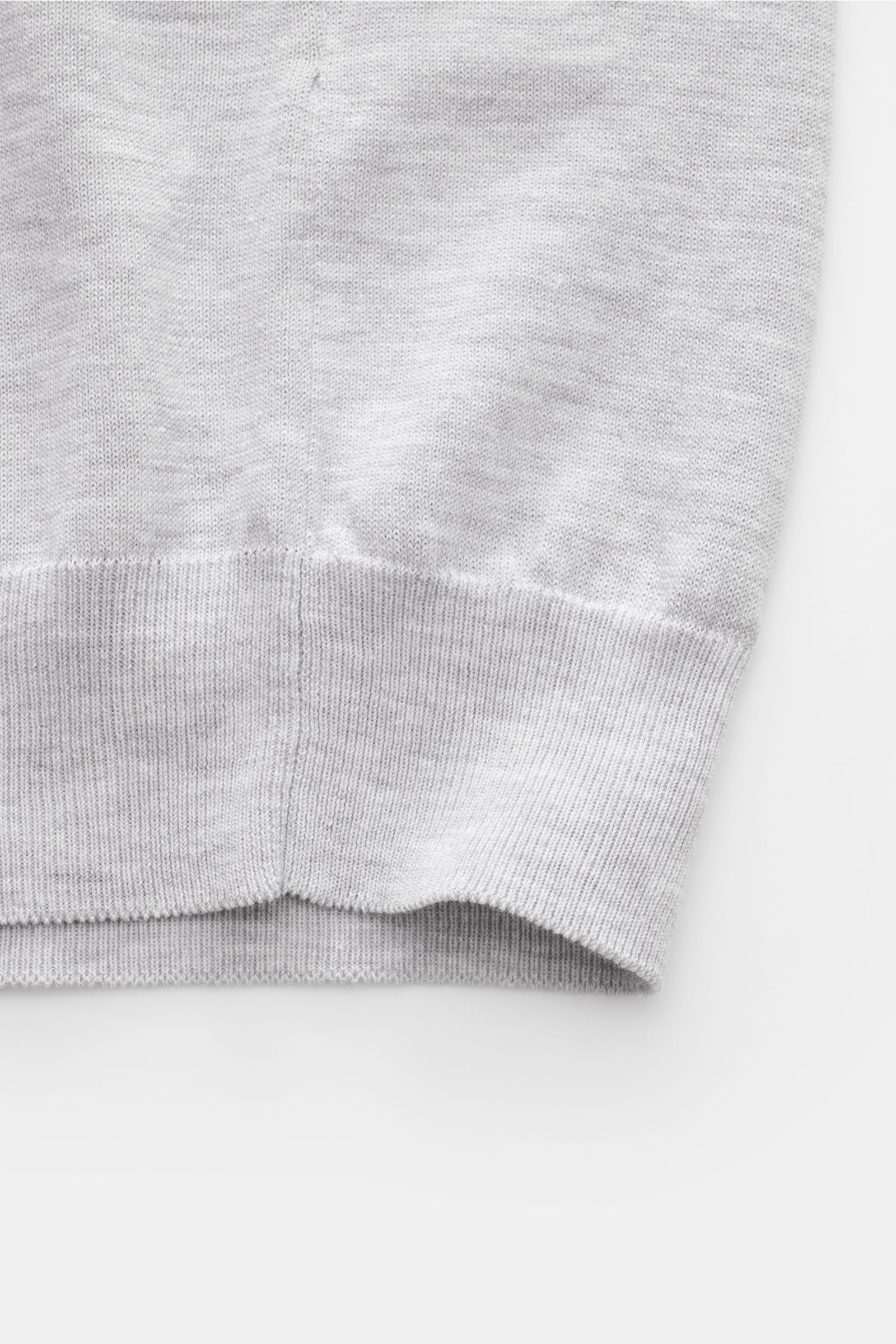 Piacenza 1733 Kurzarmpullover grau meliert, Nahaufnahme von unten, leichter Baumwollstrick mit offenem Muster, Slim Fit, flexible Bündchen.