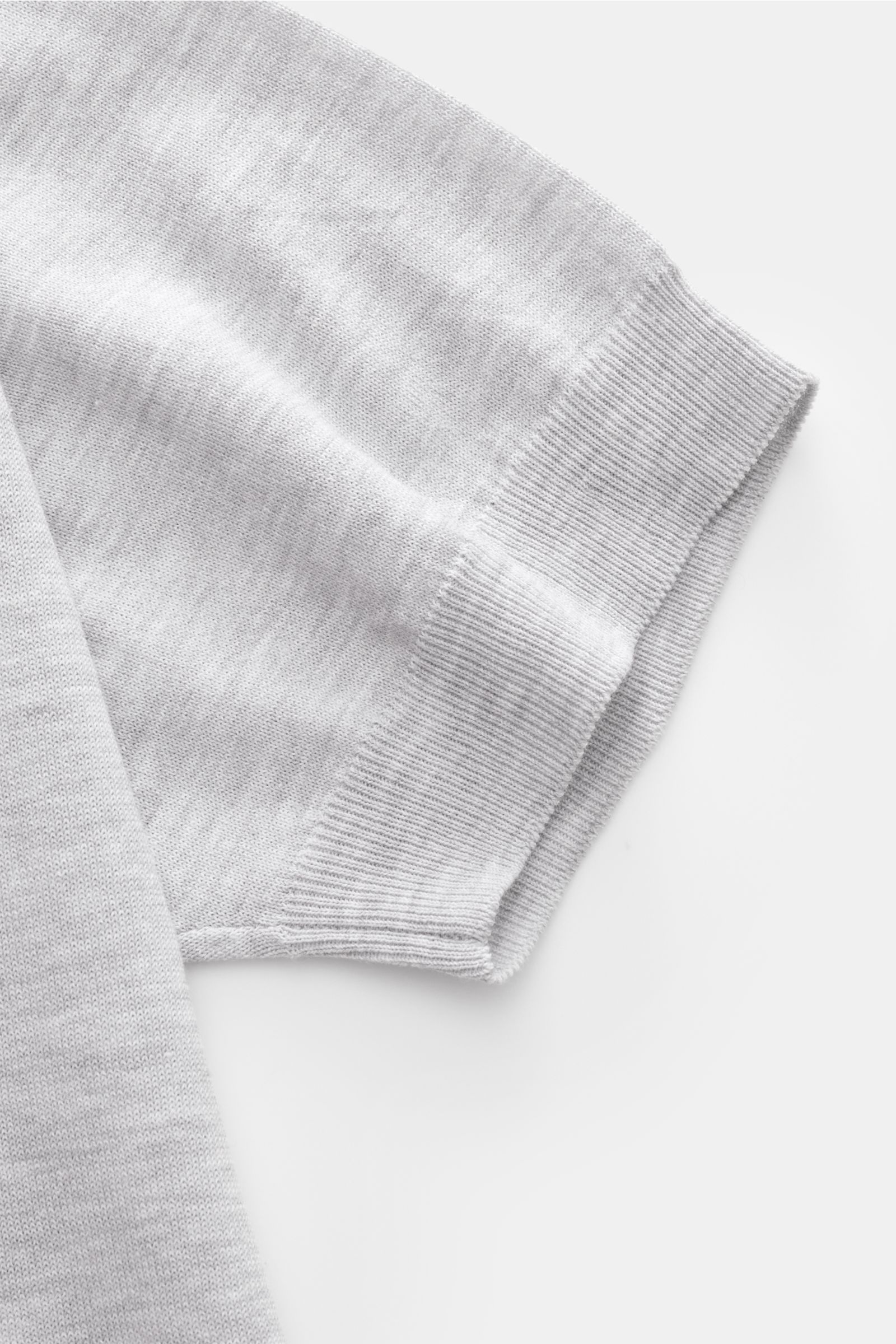 Nahaufnahme des grau melierten Piacenza 1733 Kurzarmpullovers aus reiner Baumwolle mit feinem, offenem Strickbild, Slim Fit und flexiblen Rippbündchen, fotografiert von oben, ideal für die Sommersaison.