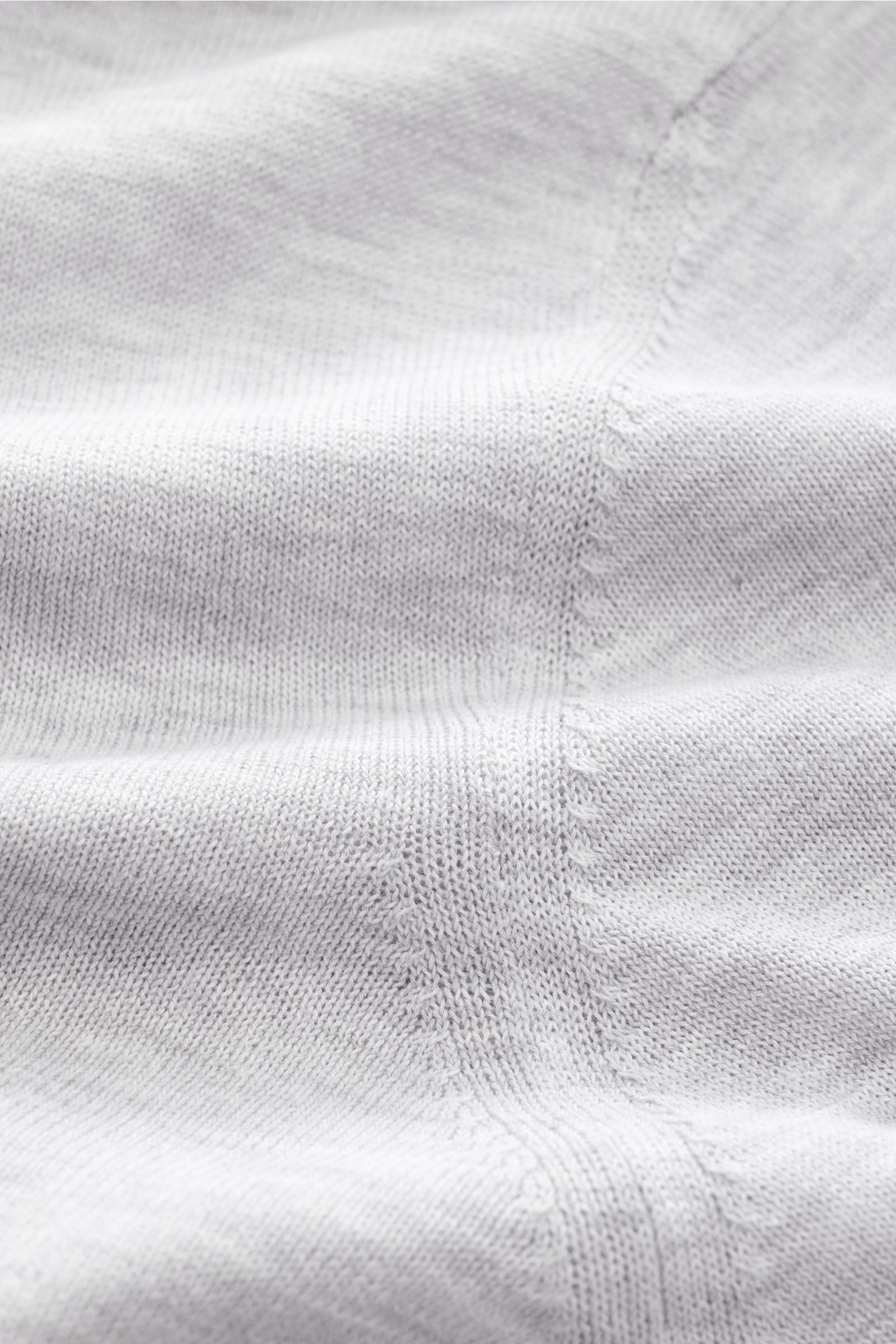 Piacenza 1733 Kurzarmpullover grau meliert, Nahaufnahme des feinen, offenen Strickbilds aus reiner Baumwolle mit Slim Fit und flexiblen Rippbündchen.