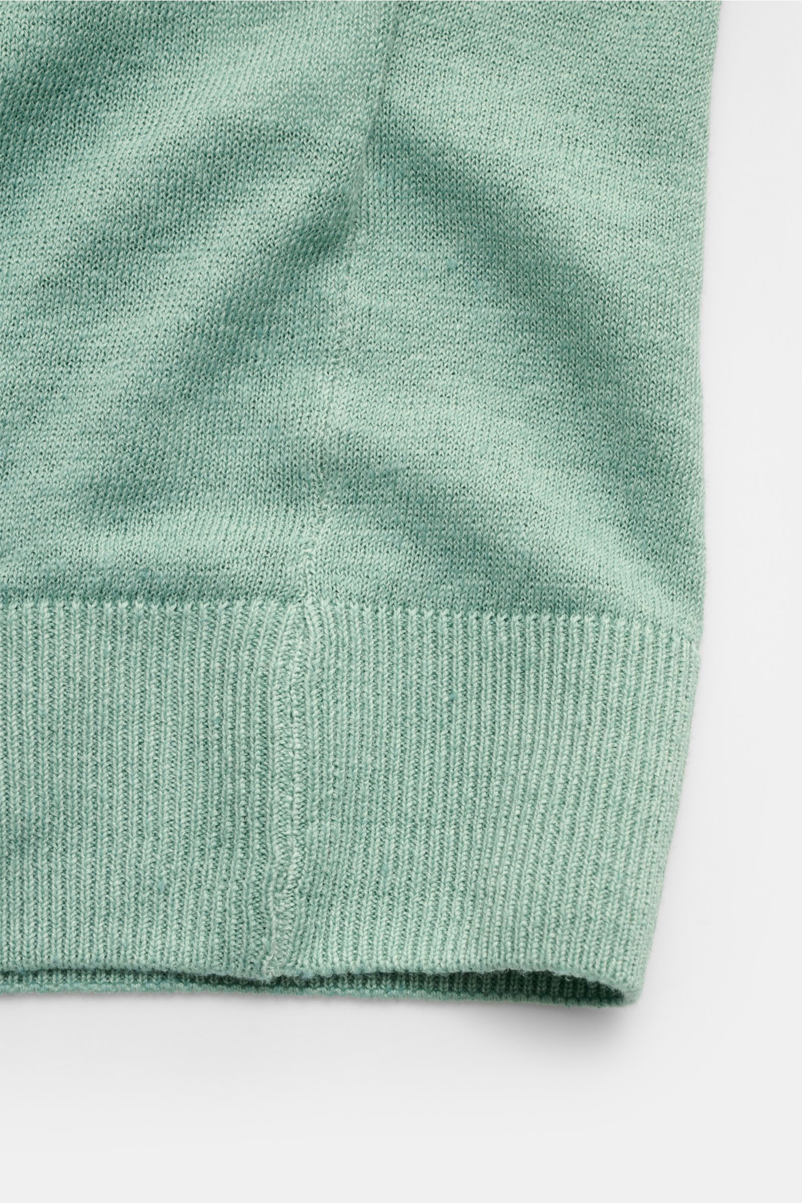 Alt tag (125 characters max):
Close-up front view of Piacenza 1733 Short sleeve jumper light green showing fine knit and ribbed hem detail.

Description:
Tradition, innovation and uncompromising quality: For centuries, PIACENZA 1733 has been synonymous