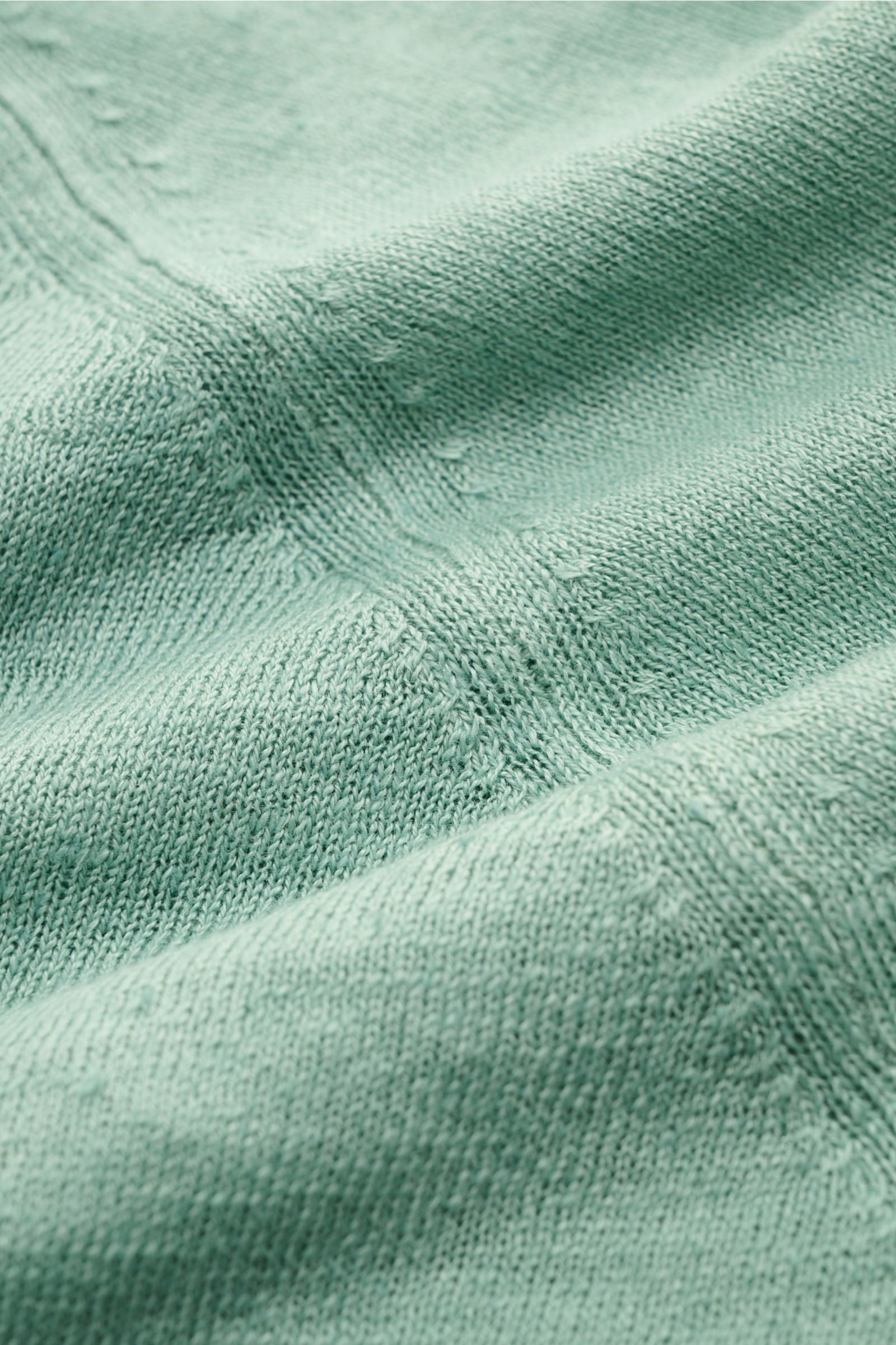Close-up front view of light green Piacenza 1733 Short sleeve jumper showing fine linen-cotton knit texture and grained feel.

Tradition, innovation and uncompromising quality: For centuries, PIACENZA 1733 has been synonymous with Italian craftsmanship
