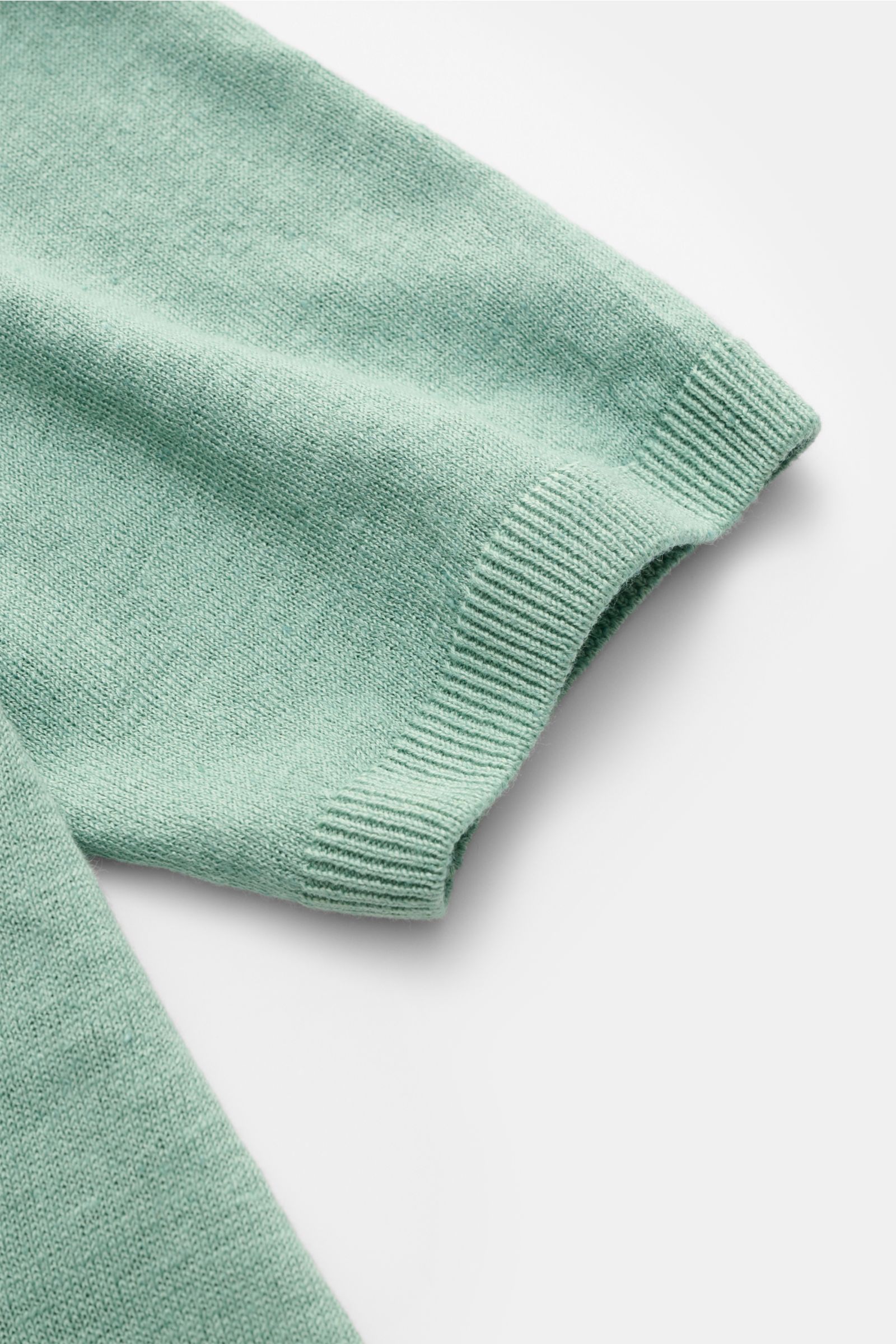 Close-up view of the sleeve and ribbed cuff of the Piacenza 1733 Short sleeve jumper light green, showcasing its fine linen and cotton knit fabric.

Description: Tradition, innovation and uncompromising quality: For centuries, PIACENZA 1733 has been sy