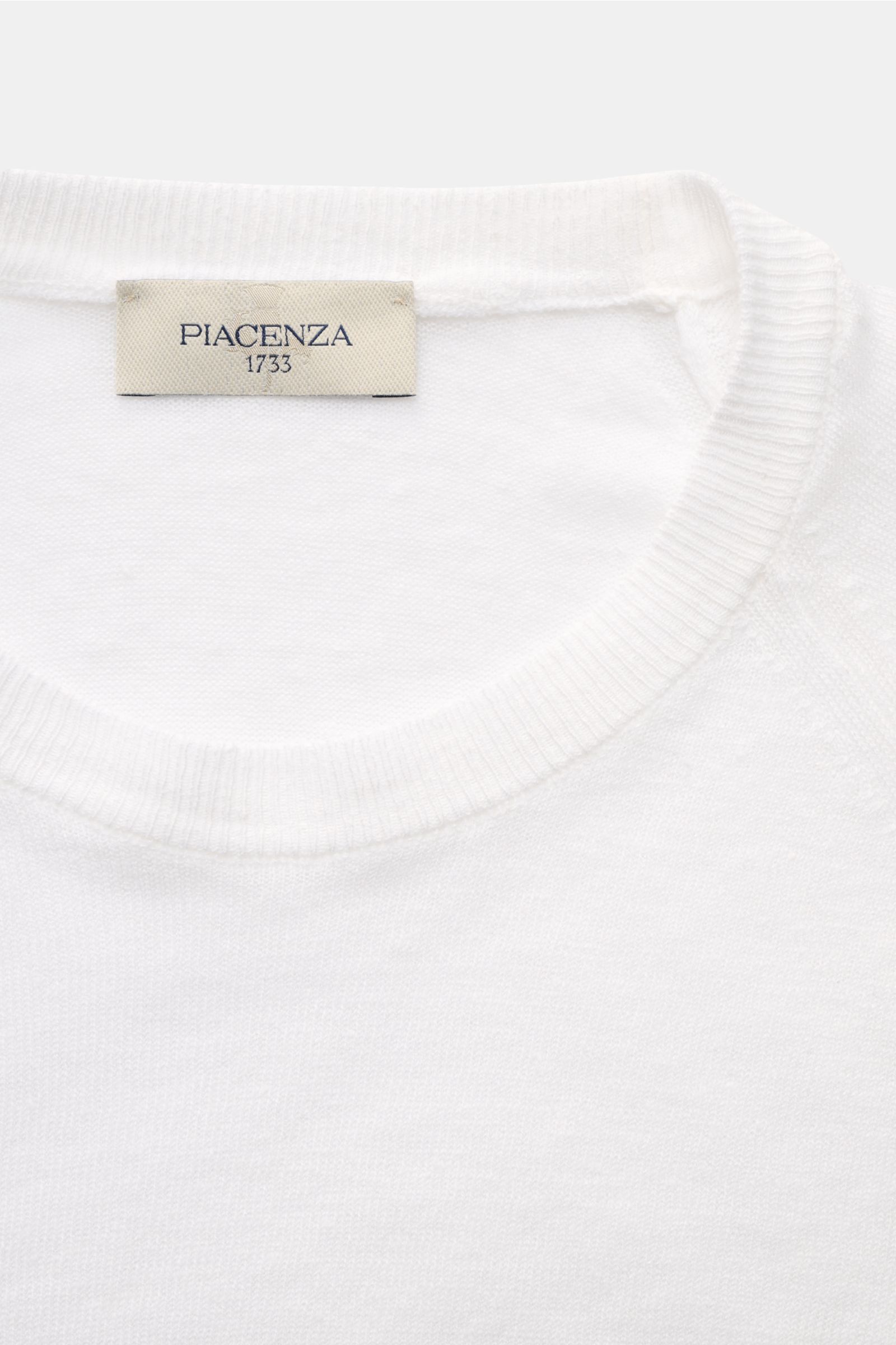 Piacenza 1733 Kurzarmpullover weiß, Nahaufnahme von oben, feines Strickbild, Rundhalsausschnitt, Leinen-Baumwoll-Mix, leichter Griff.