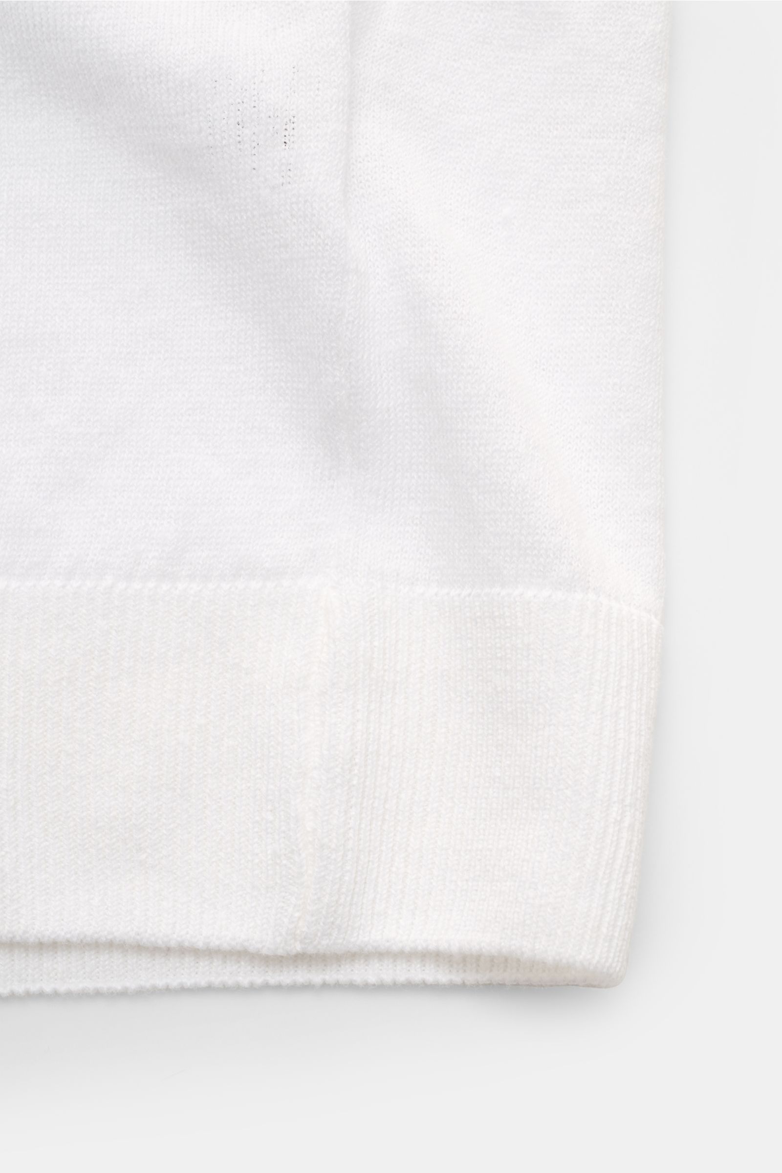 Piacenza 1733 Kurzarmpullover weiß, Detailaufnahme von Raglan-Ärmel, feines Strickbild, Leinen-Baumwoll-Mix, luftige Sommerqualität.