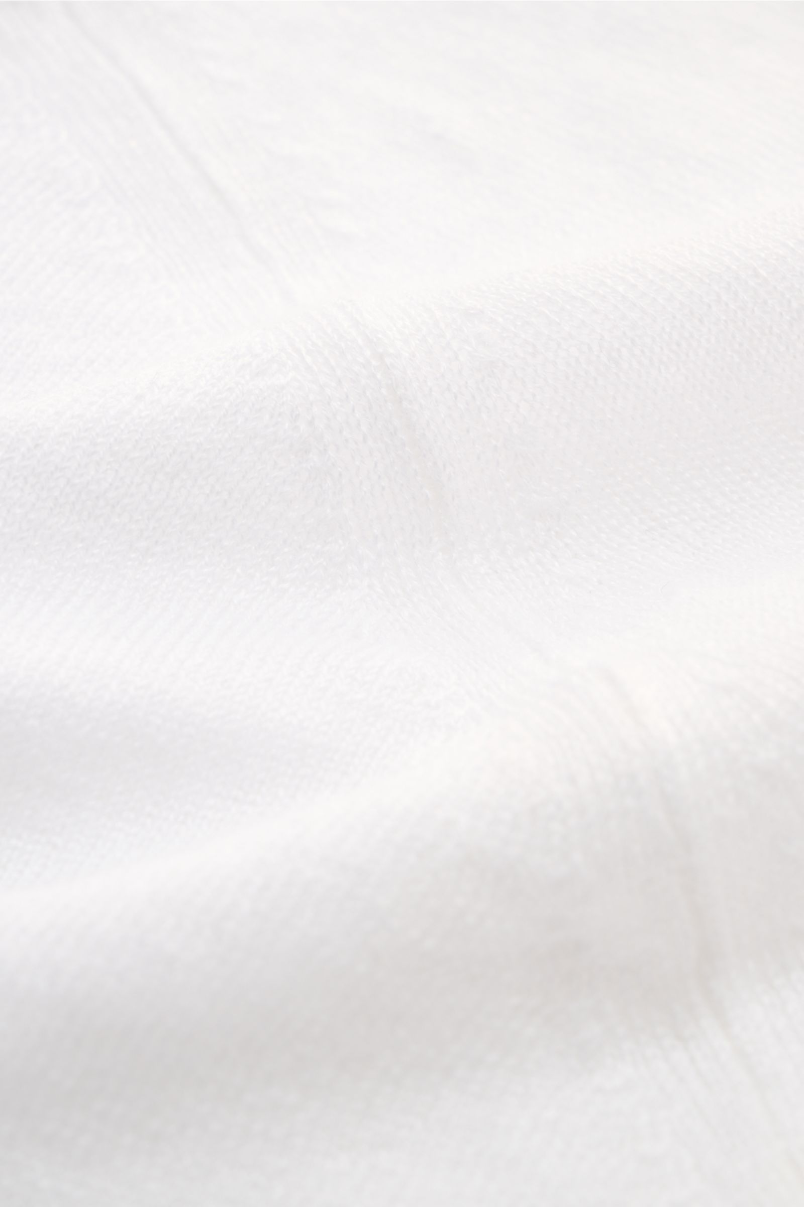 Weißes Detailfoto des feinen Strickbilds und kornigen Griffs vom Piacenza 1733 Kurzarmpullover weiß aus Leinen-Baumwolle.