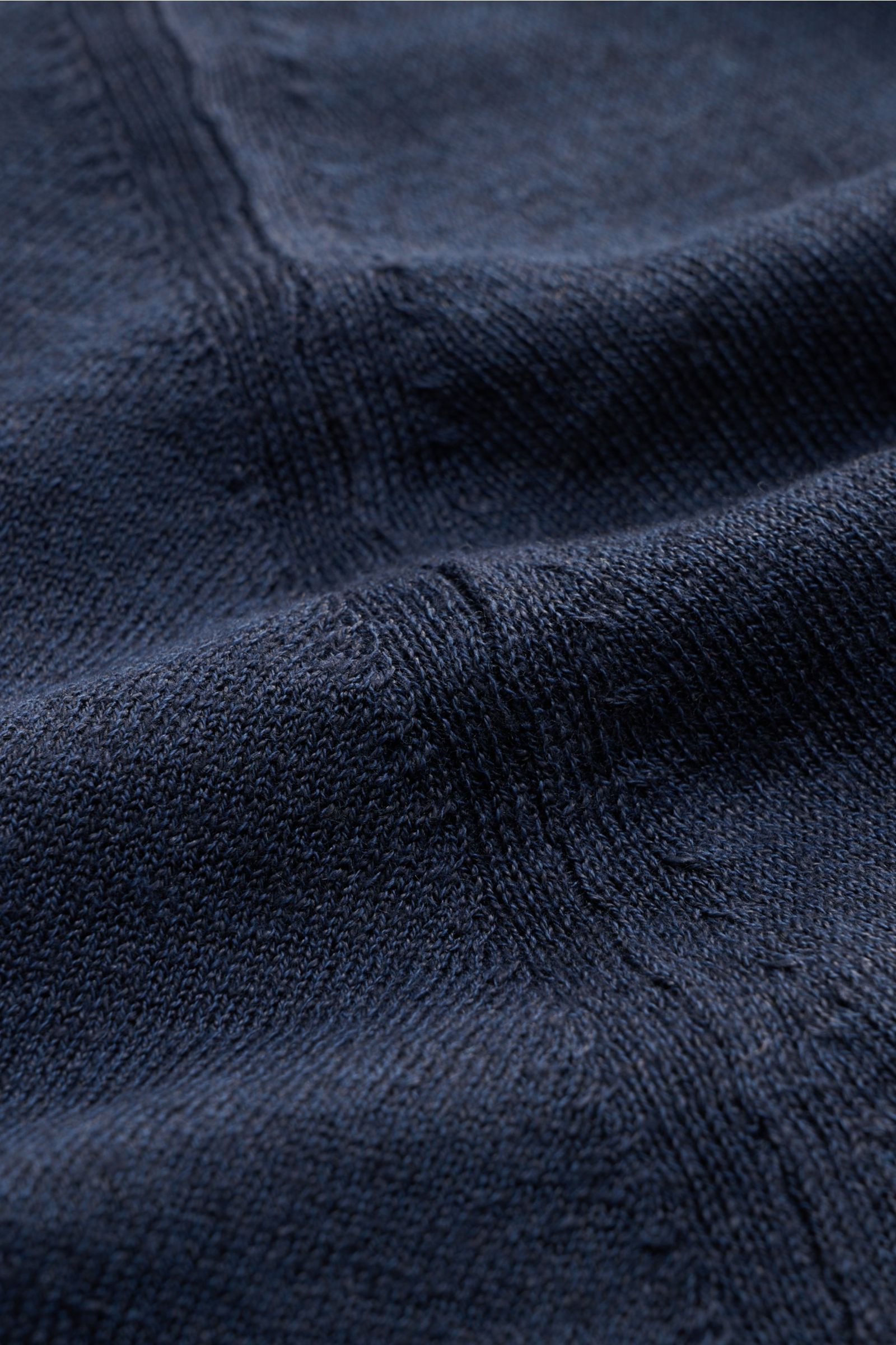 Alt tag (125 characters max):
Close-up front view of navy knit fabric texture of Piacenza 1733 Short sleeve jumper navy, fine linen and cotton blend.

Description:
Tradition, innovation and uncompromising quality: For centuries, PIACENZA 1733 has been 