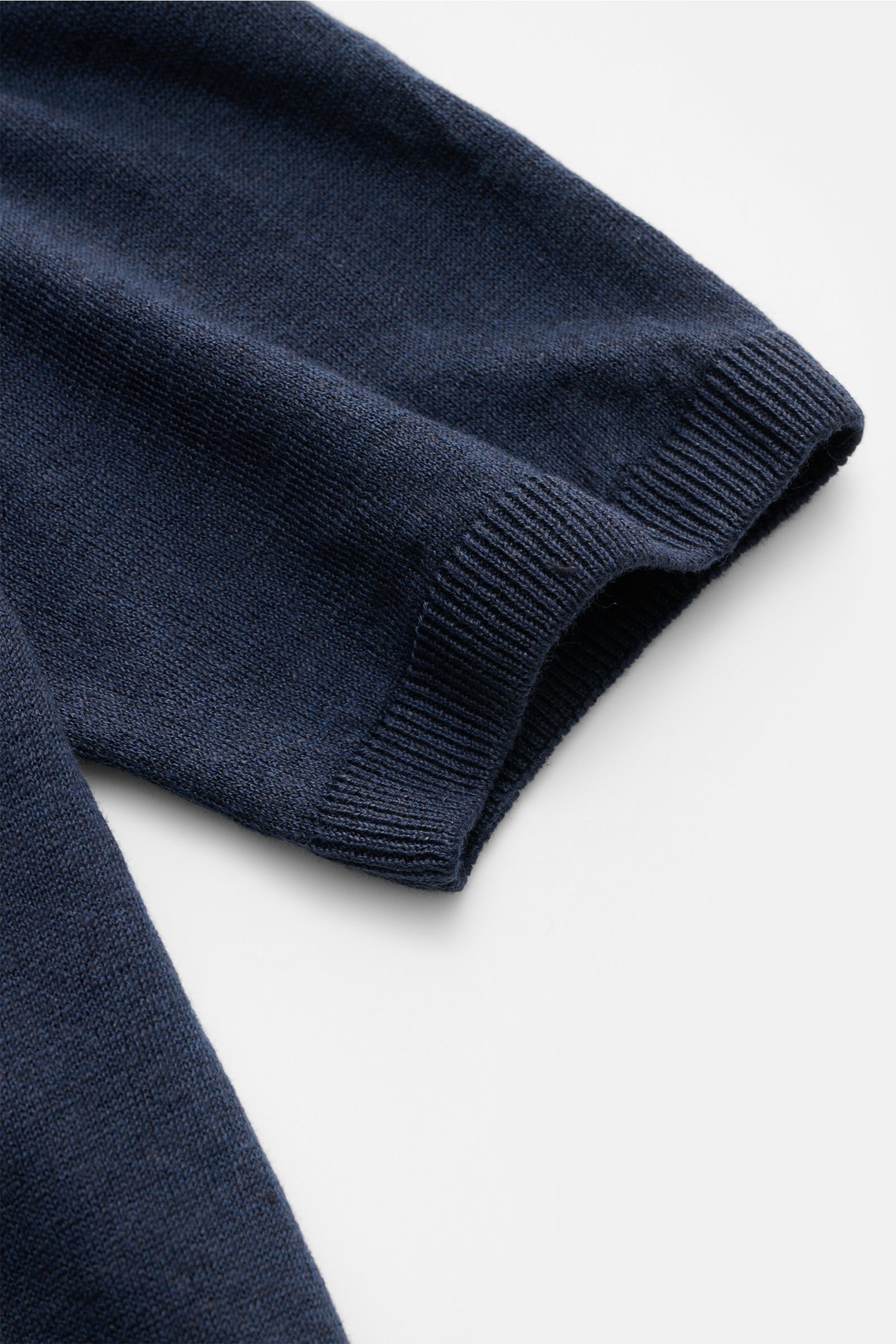 Close-up top-down view of the sleeve cuff of the Piacenza 1733 Short sleeve jumper navy, showing its fine knit, grained linen and cotton fabric, slim fit, crew neck, raglan sleeve, and flexible ribbed band.

Tradition, innovation and uncompromising qua