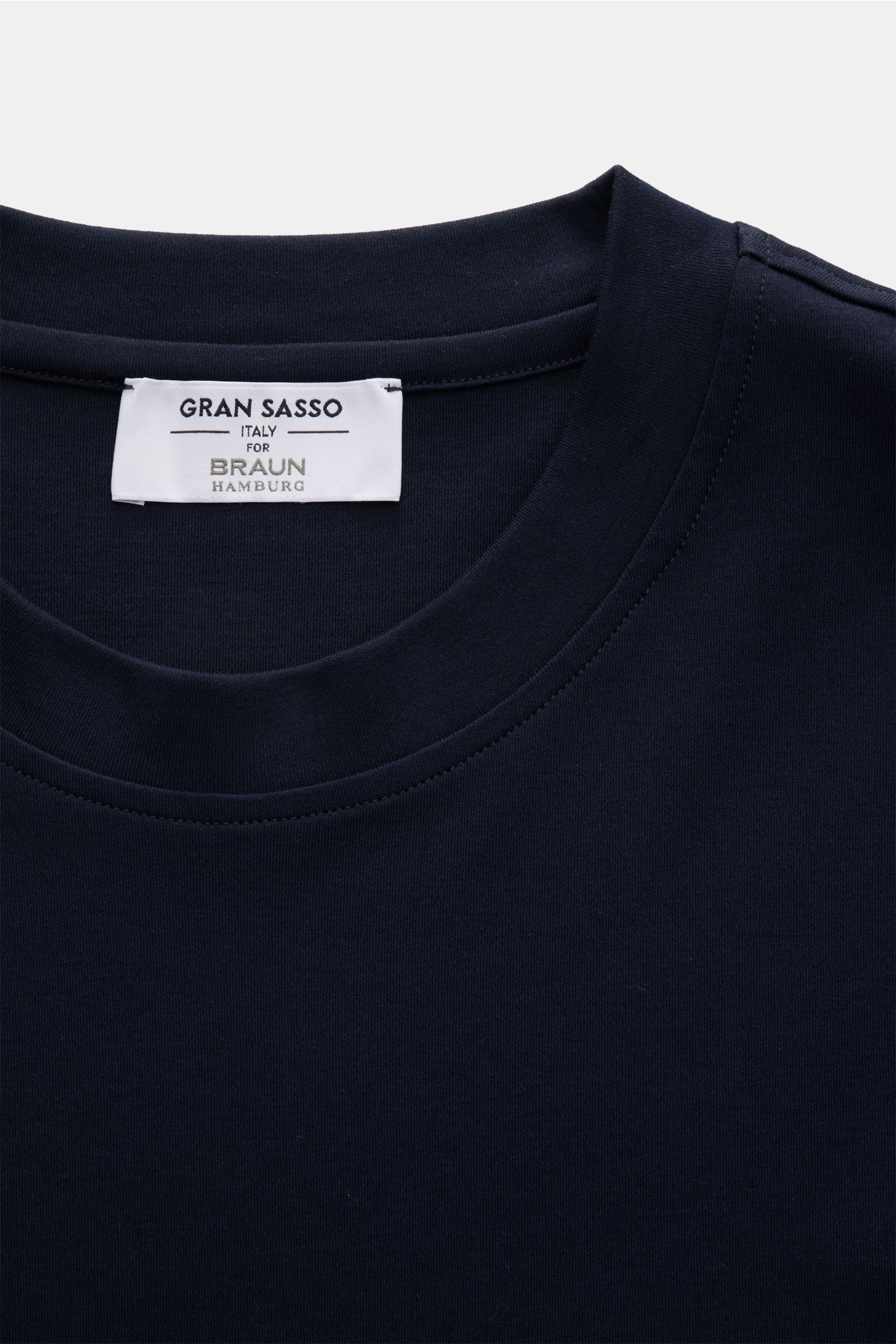 Gran Sasso Rundhals-T-Shirt navy, Nahaufnahme von Rundhalsausschnitt, Jersey aus reiner Baumwolle, Slim Fit, seitliche Saumschlitze, weicher Griff.