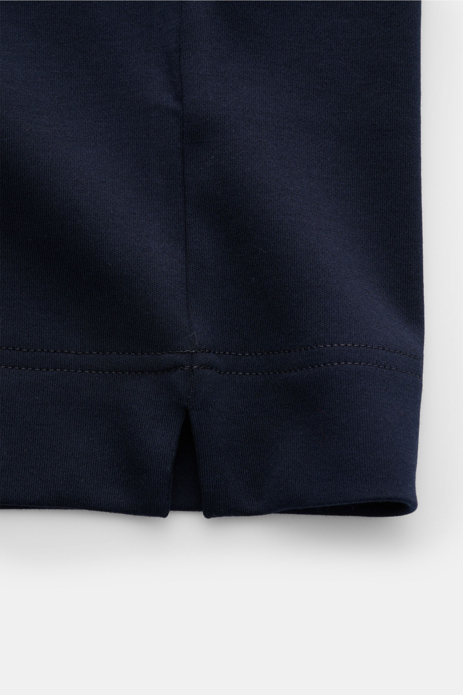 Gran Sasso Rundhals-T-Shirt navy, Detailfoto Saum mit Schlitz, reiner Baumwolljersey, Slim Fit, weicher Griff, von unten fotografiert.