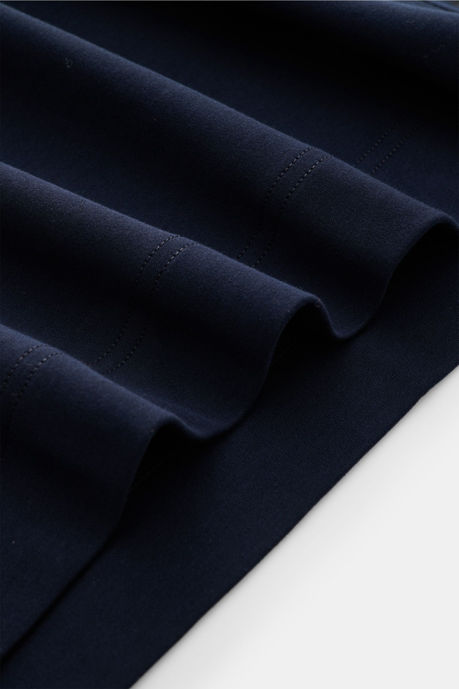 Gran Sasso Rundhals-T-Shirt navy Detailaufnahme des weichen, glatten Baumwolljersey-Stoffs mit sichtbaren Nähten und Saumschlitzen, Slim Fit.