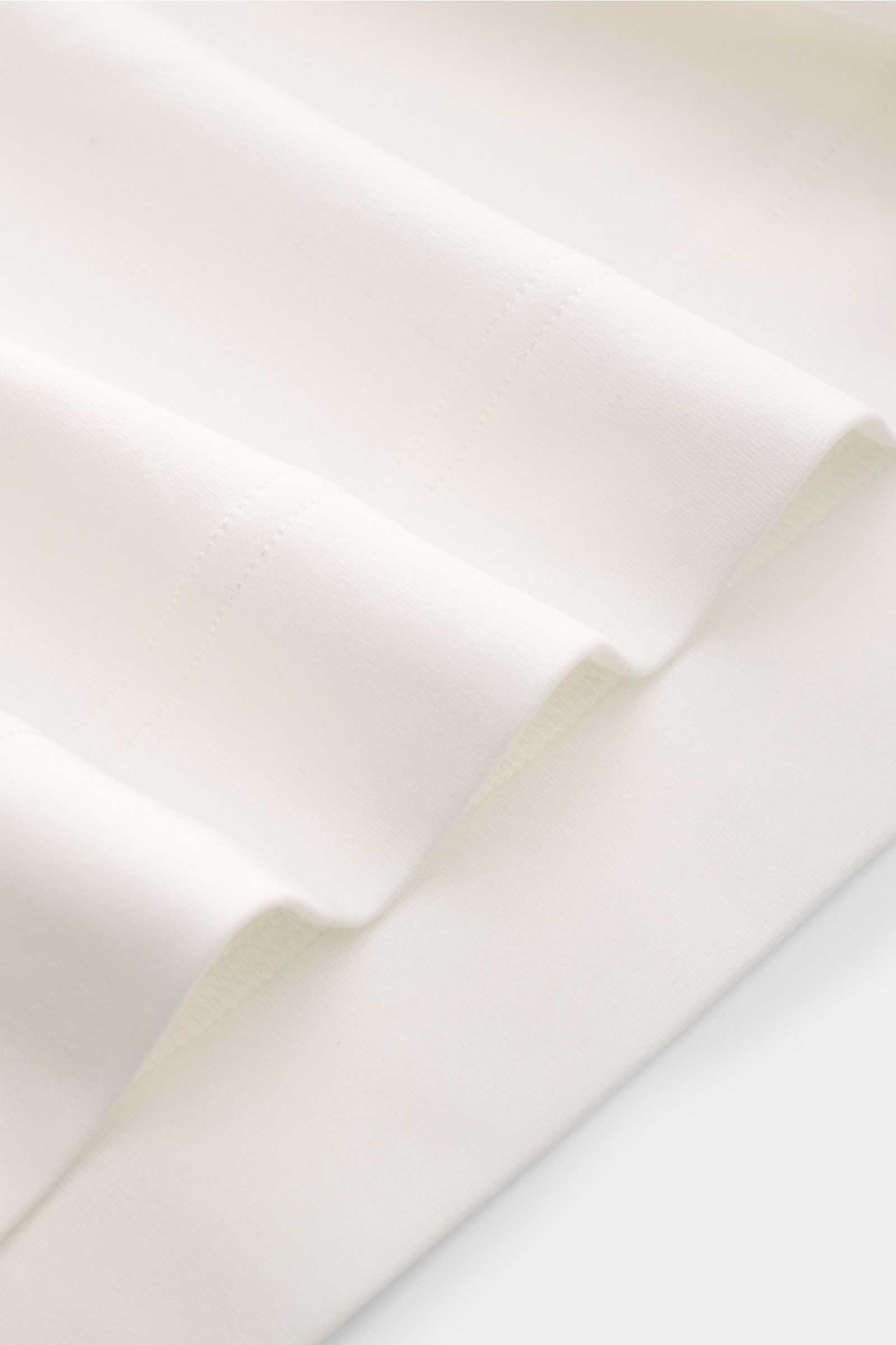 Gran Sasso Rundhals-T-Shirt offwhite, Detailaufnahme des weichen Baumwolljerseys mit glattem Griff und seitlichen Saumschlitzen, Slim Fit.