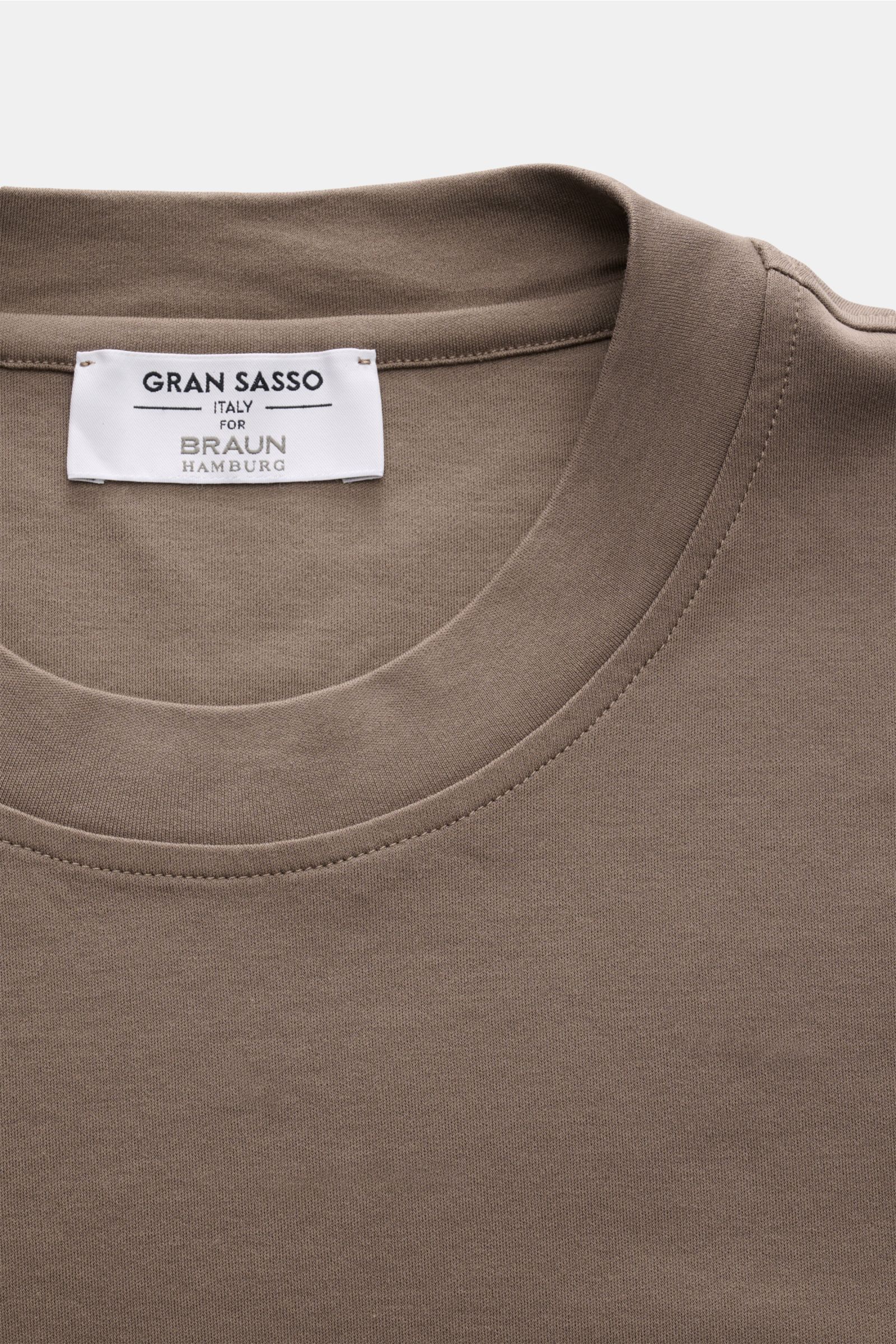 Gran Sasso Rundhals-T-Shirt graubraun aus weichem Baumwolljersey, Slim Fit, Rundhalsausschnitt, Detailansicht von oben.