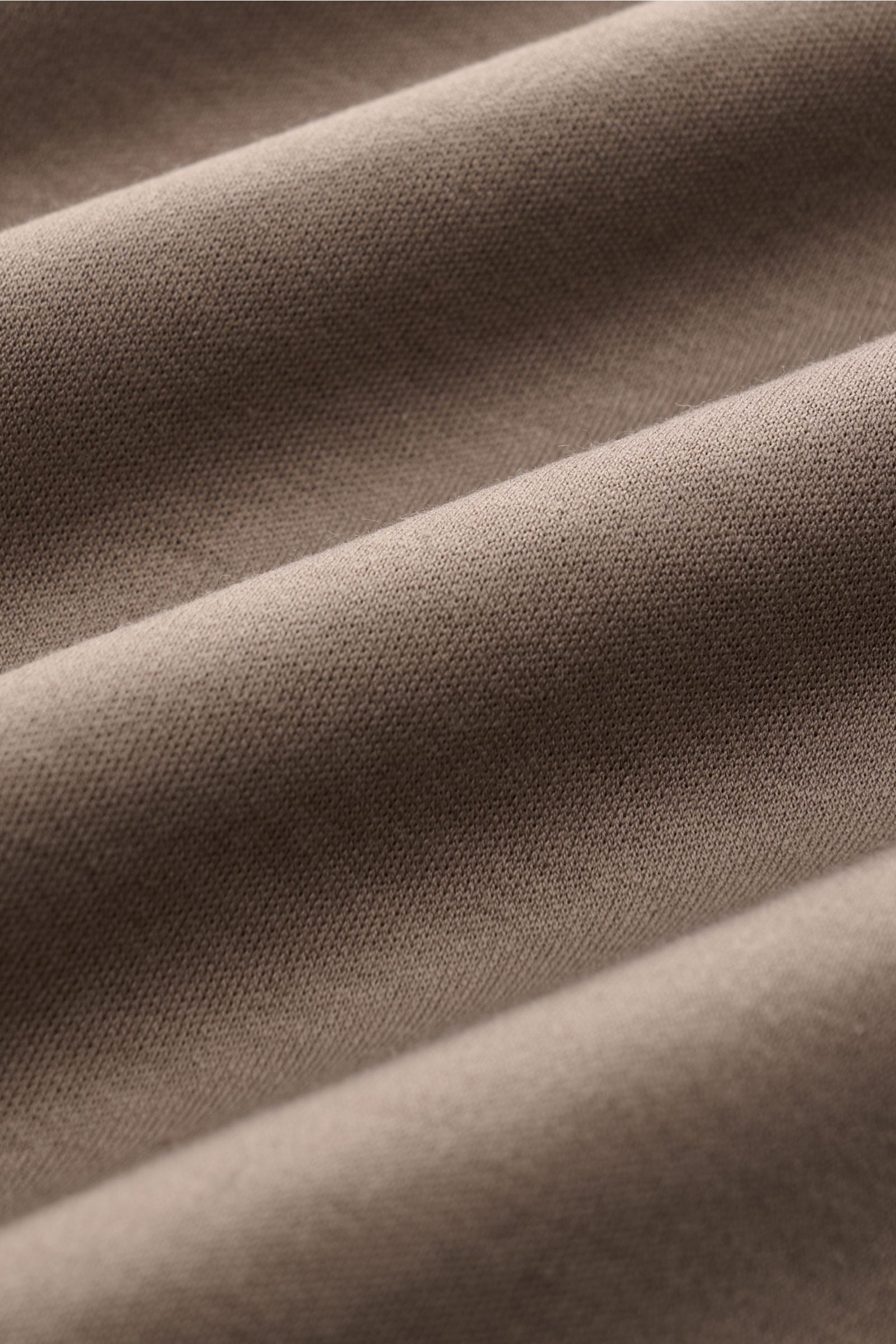 Nahaufnahme des graubraunen Stoffes vom Gran Sasso Rundhals-T-Shirt, Jersey aus reiner Baumwolle mit weichem Griff, Slim Fit.