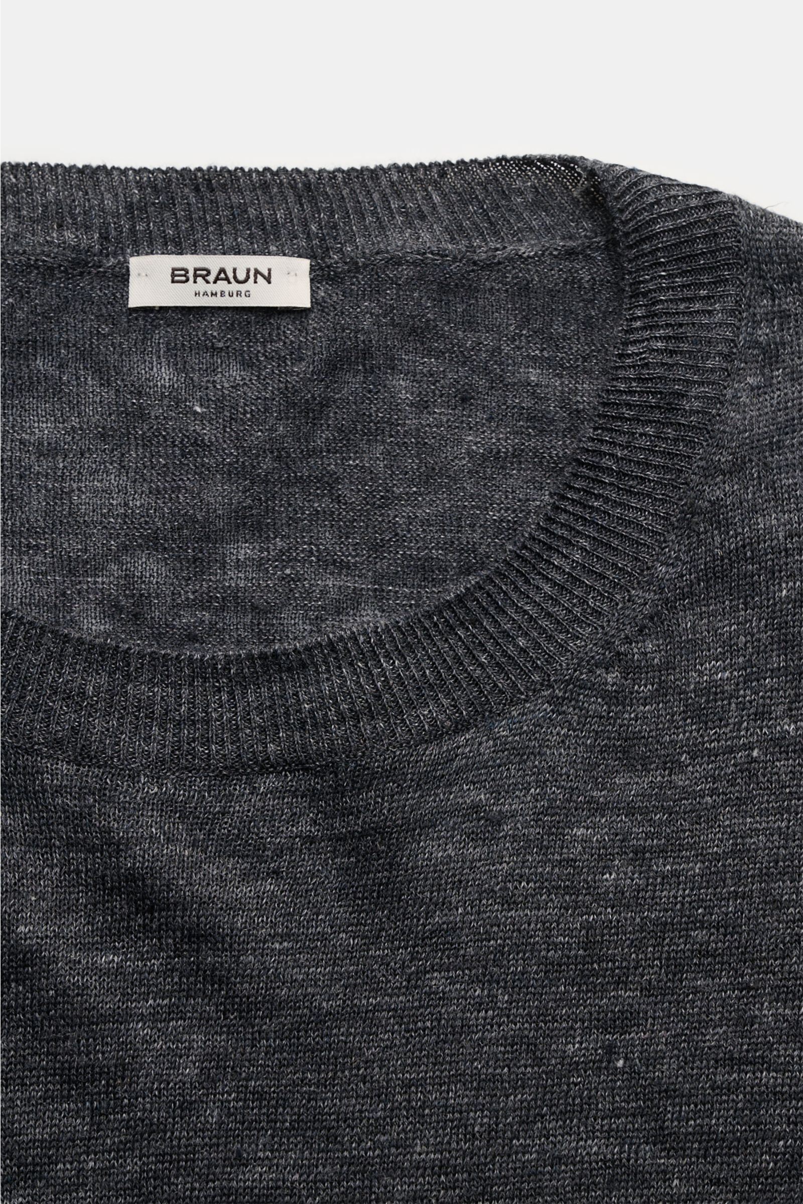 Gran Sasso Leinen Kurzarmpullover dunkelgrau, Slim Fit, aus reinem Leinen mit Rundhalsausschnitt, feinem Strickbild, Rippbündchen, nahfotografiert von oben.