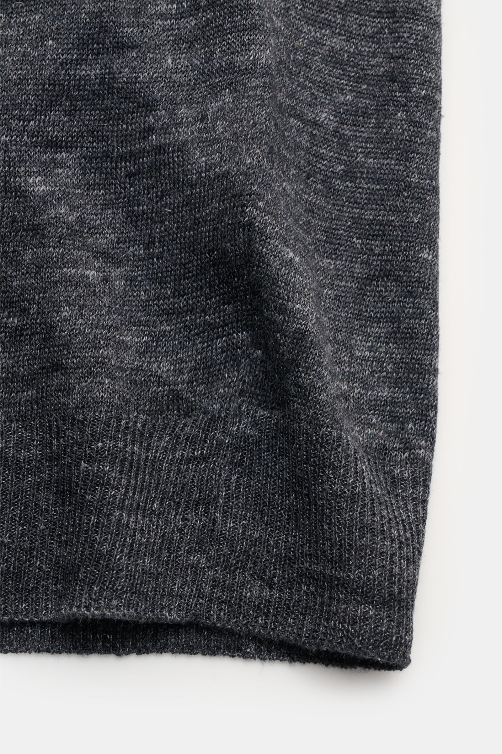 Gran Sasso Leinen Kurzarmpullover dunkelgrau, Slim Fit, materialtypische Struktur, Rundhalsausschnitt, Rippbündchen, Detailaufnahme von unten.