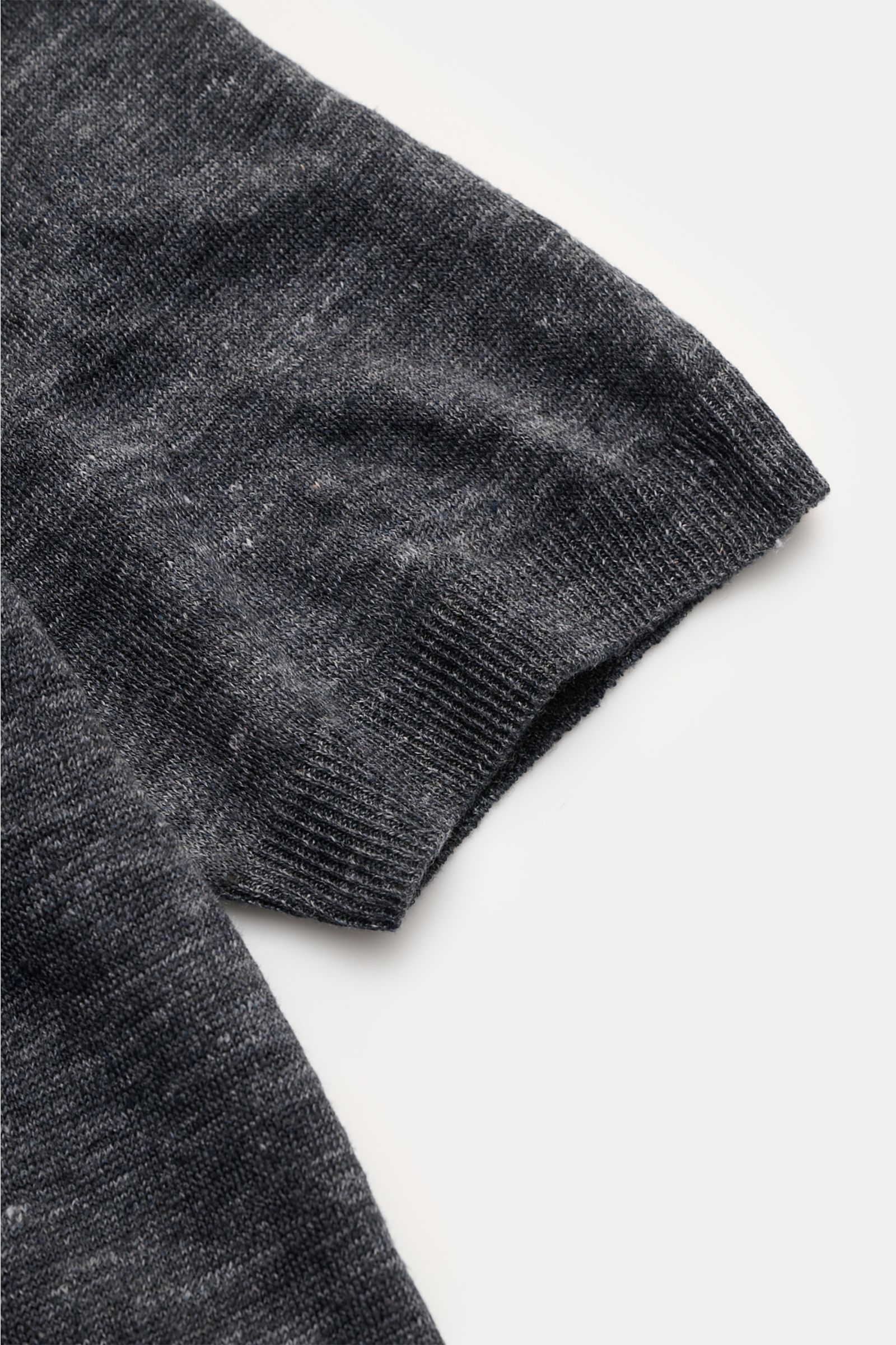 Gran Sasso Leinen Kurzarmpullover dunkelgrau, Slim Fit, aus reinem Leinen mit materialtypischer Struktur, Rundhalsausschnitt, Rippbündchen, Detailaufnahme Ärmel.