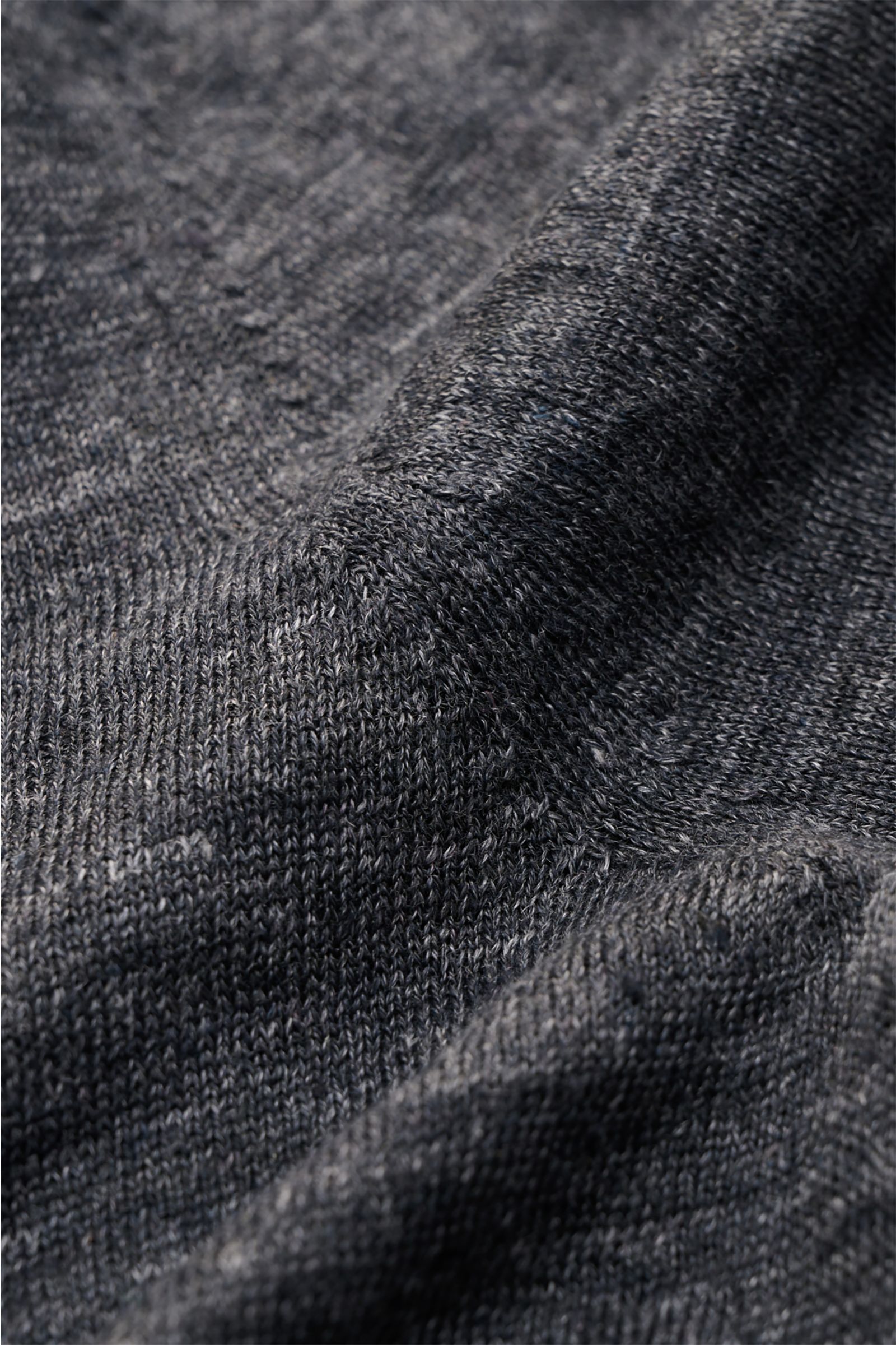 Gran Sasso Leinen Kurzarmpullover dunkelgrau in Nahaufnahme, feines Strickbild, materialtypische Struktur, Slim Fit, Rundhalsausschnitt, komfortable Rippbündchen.