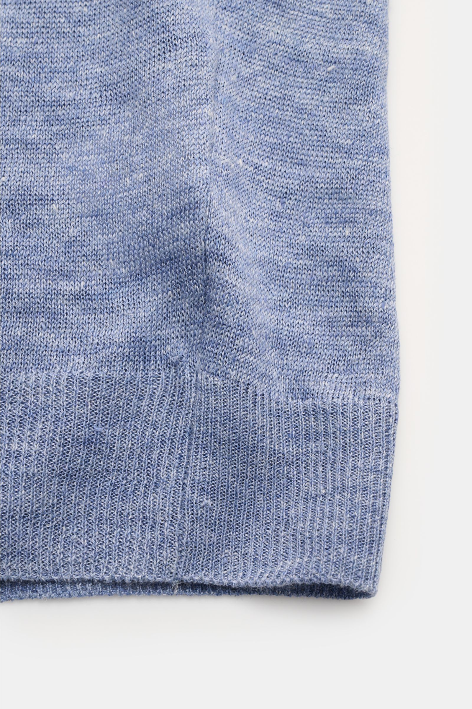 Nahaufnahme des Gran Sasso Leinen Kurzarmpullover hellblau von BRAUN Hamburg, Slim Fit mit materialtypischer Struktur, Rundhalsausschnitt und Rippbündchen.