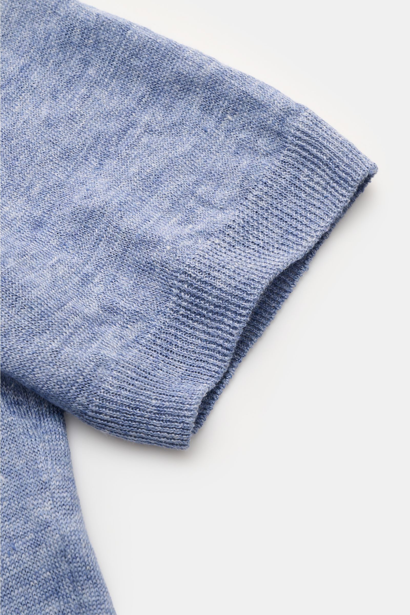 Gran Sasso Leinen Kurzarmpullover hellblau, Detailaufnahme Ärmel mit materialtypischer Struktur, Slim Fit, Rundhalsausschnitt, Rippbündchen.