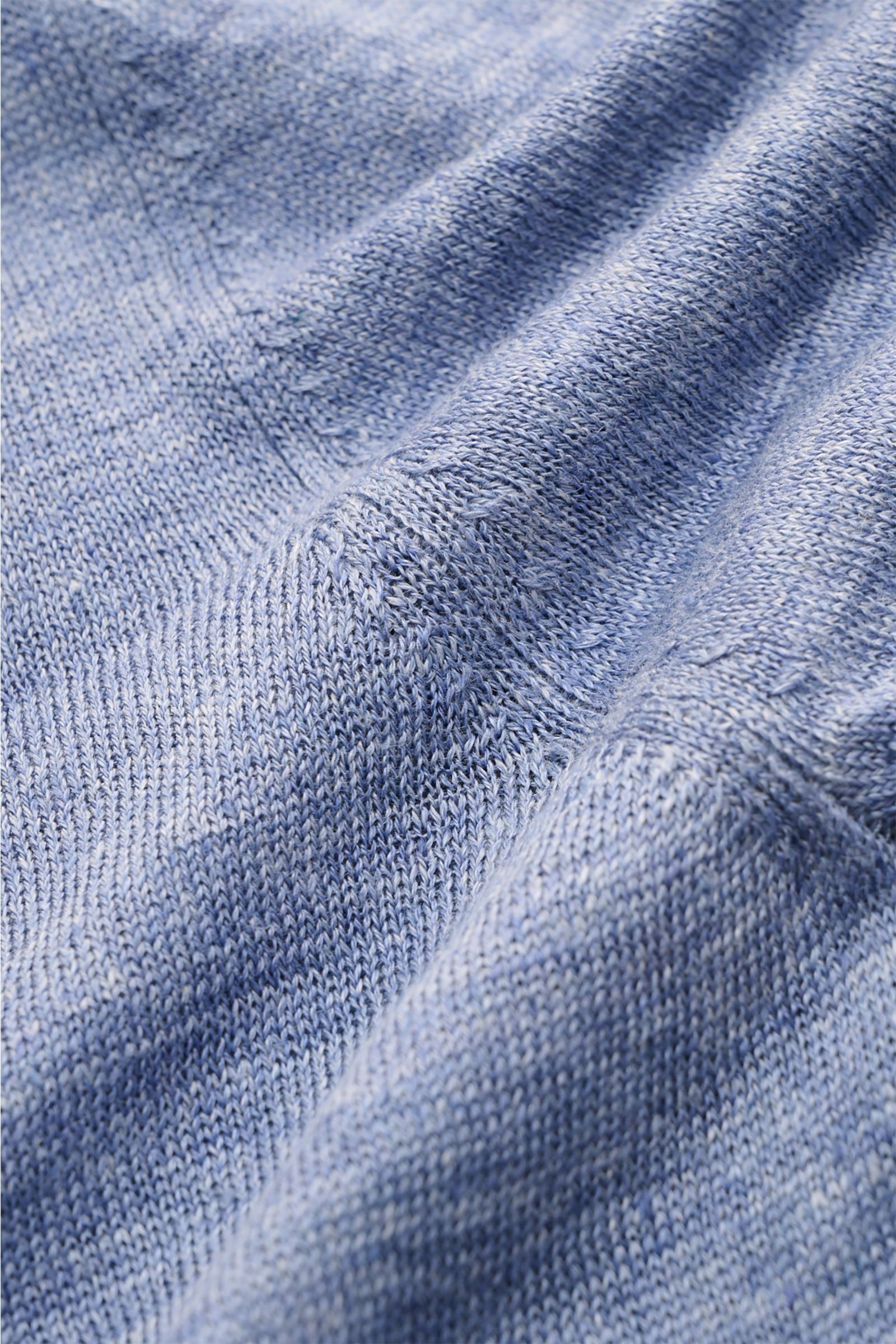 Gran Sasso Leinen Kurzarmpullover hellblau in Nahaufnahme, feines Strickbild, materialtypische Leinenstruktur, Slim Fit, Rundhalsausschnitt, Rippbündchen.