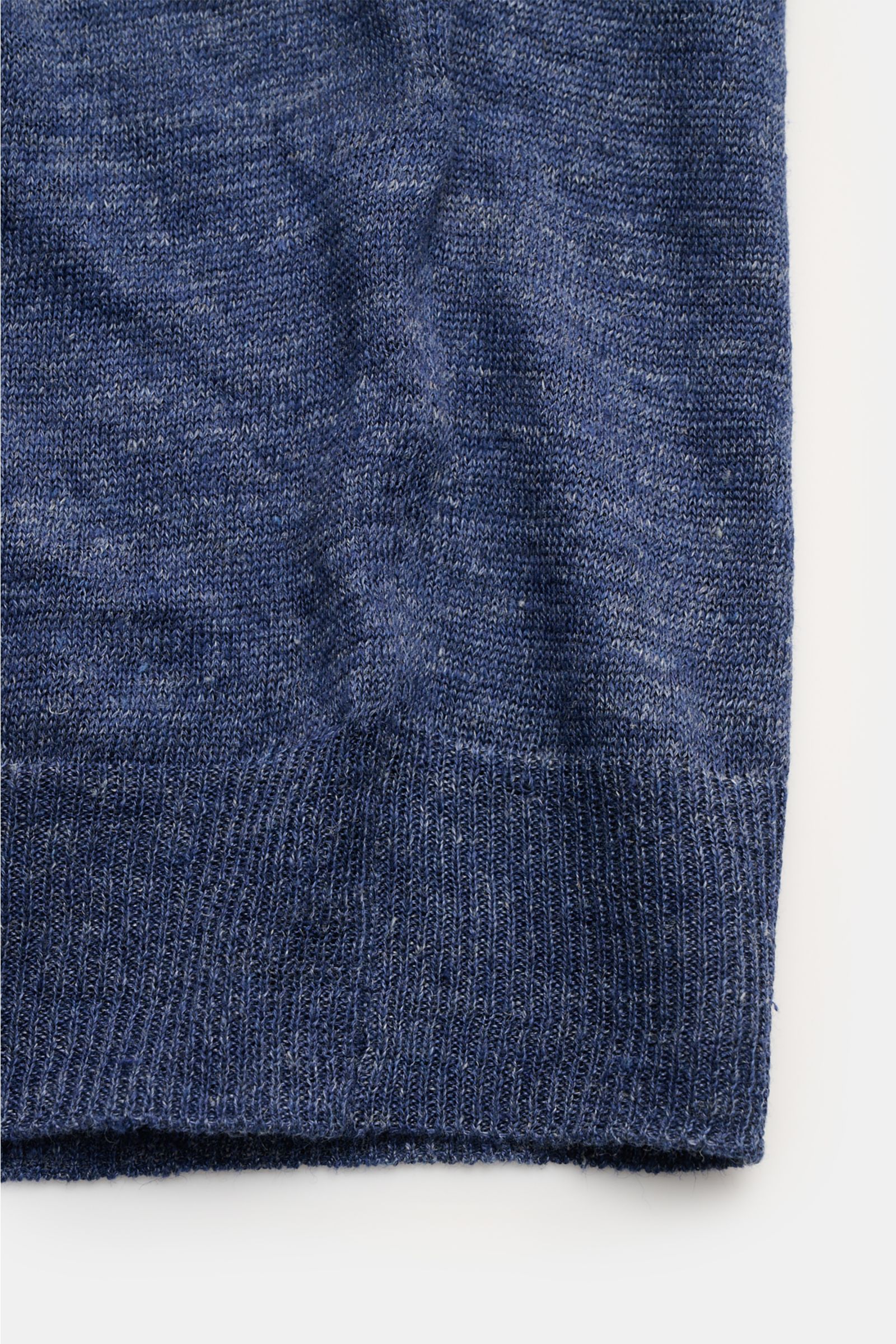 Gran Sasso Leinen Kurzarmpullover graublau, Nahaufnahme von materialtypischer Struktur, feinem Strickbild und Rippbündchen aus reinem Leinen.