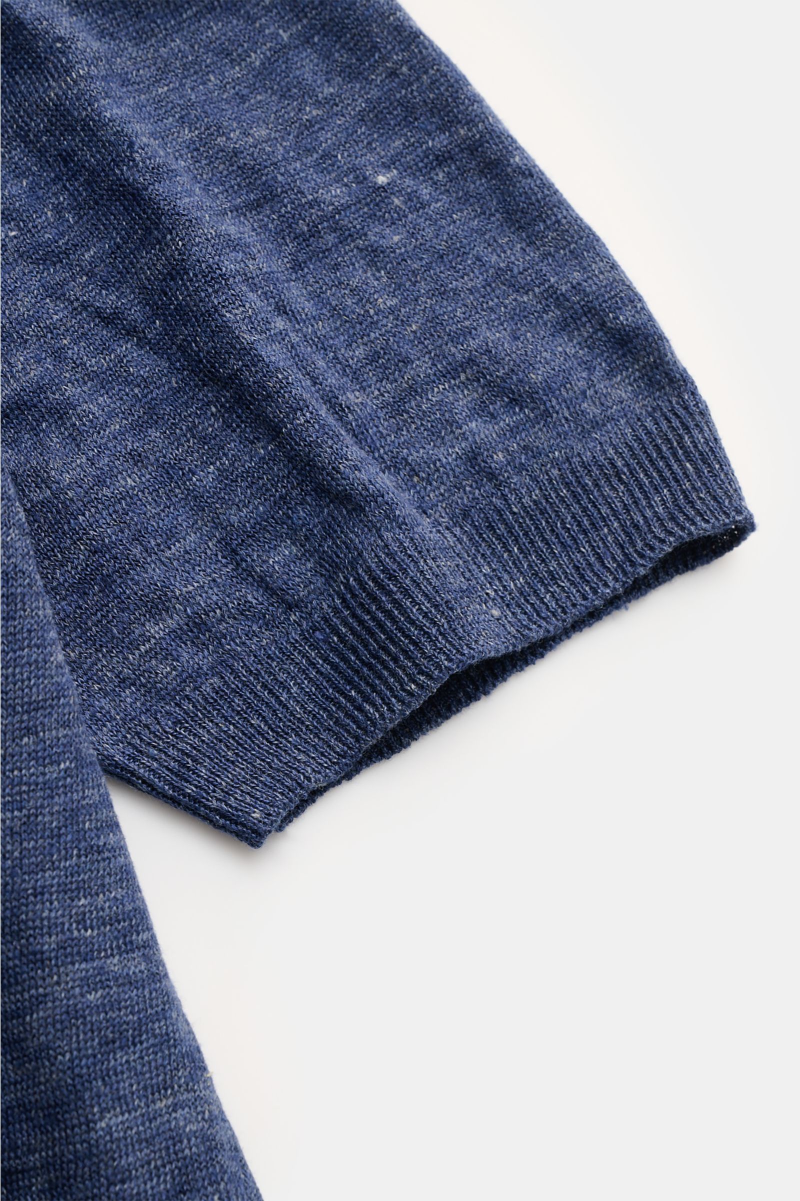 Gran Sasso Leinen Kurzarmpullover graublau aus reinem Leinen mit feinem Strickbild, Rundhalsausschnitt und Rippbündchen, Nahaufnahme Ärmel.
