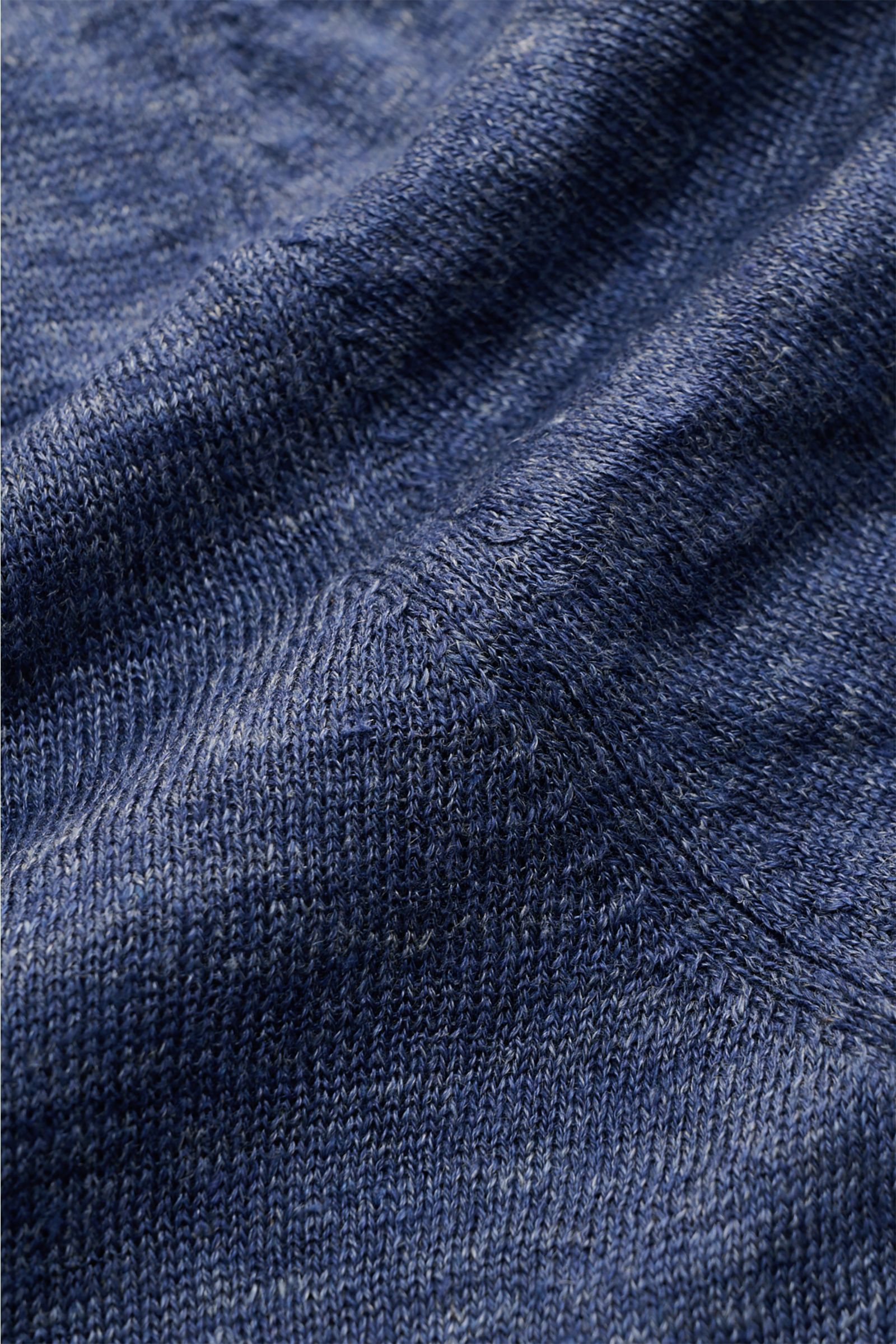 Nahaufnahme des Gran Sasso Leinen Kurzarmpullovers graublau, Slim Fit, aus reinem Leinen mit feinem Strickbild und Rippbündchen, perspektivisch von oben.