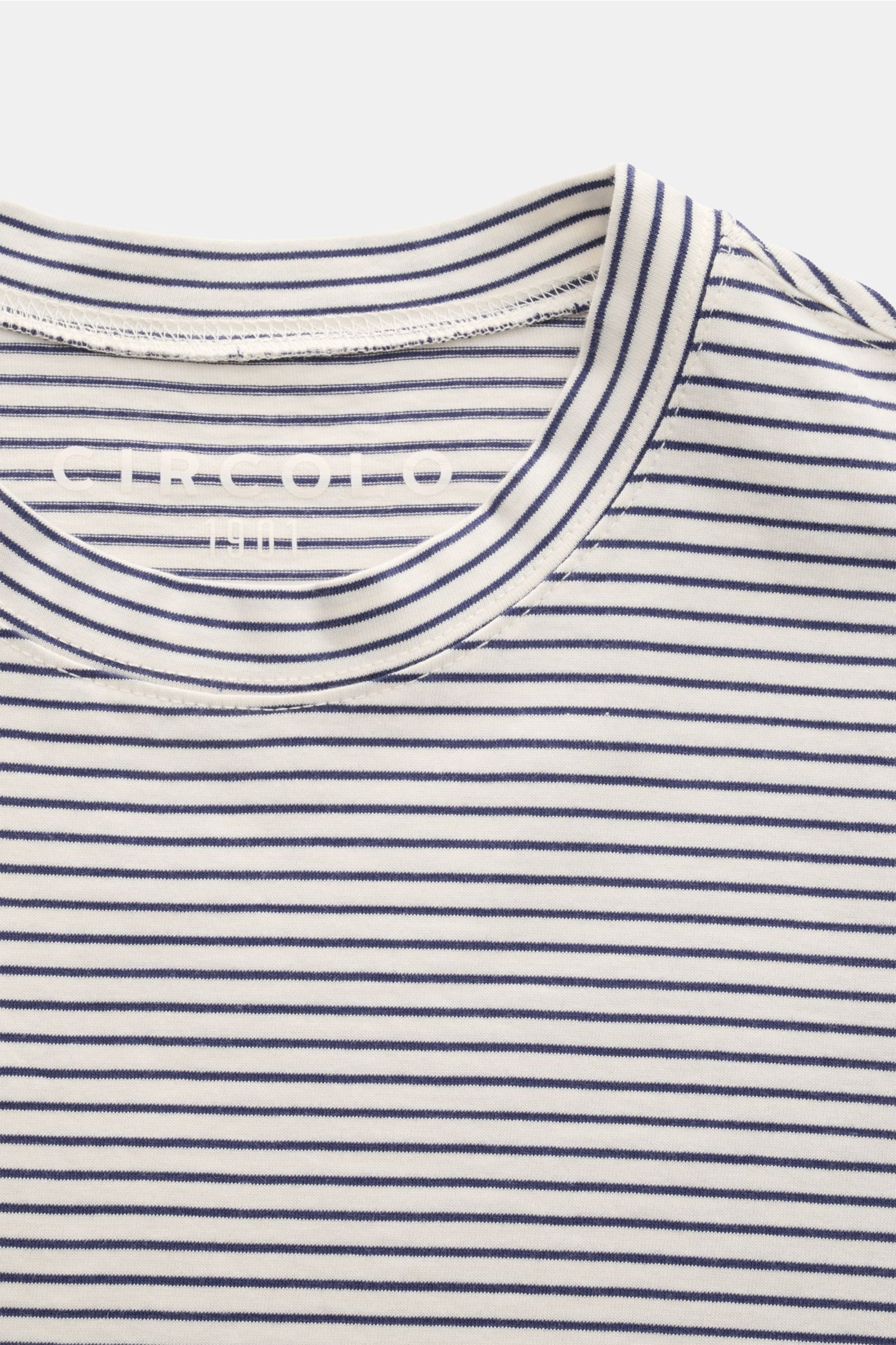 Nahaufnahme des Circolo 1901 T-Shirts weiß/navy gestreift von oben mit klassischem Streifenmuster, Regular Fit und weichem Griff aus reiner Baumwolle.