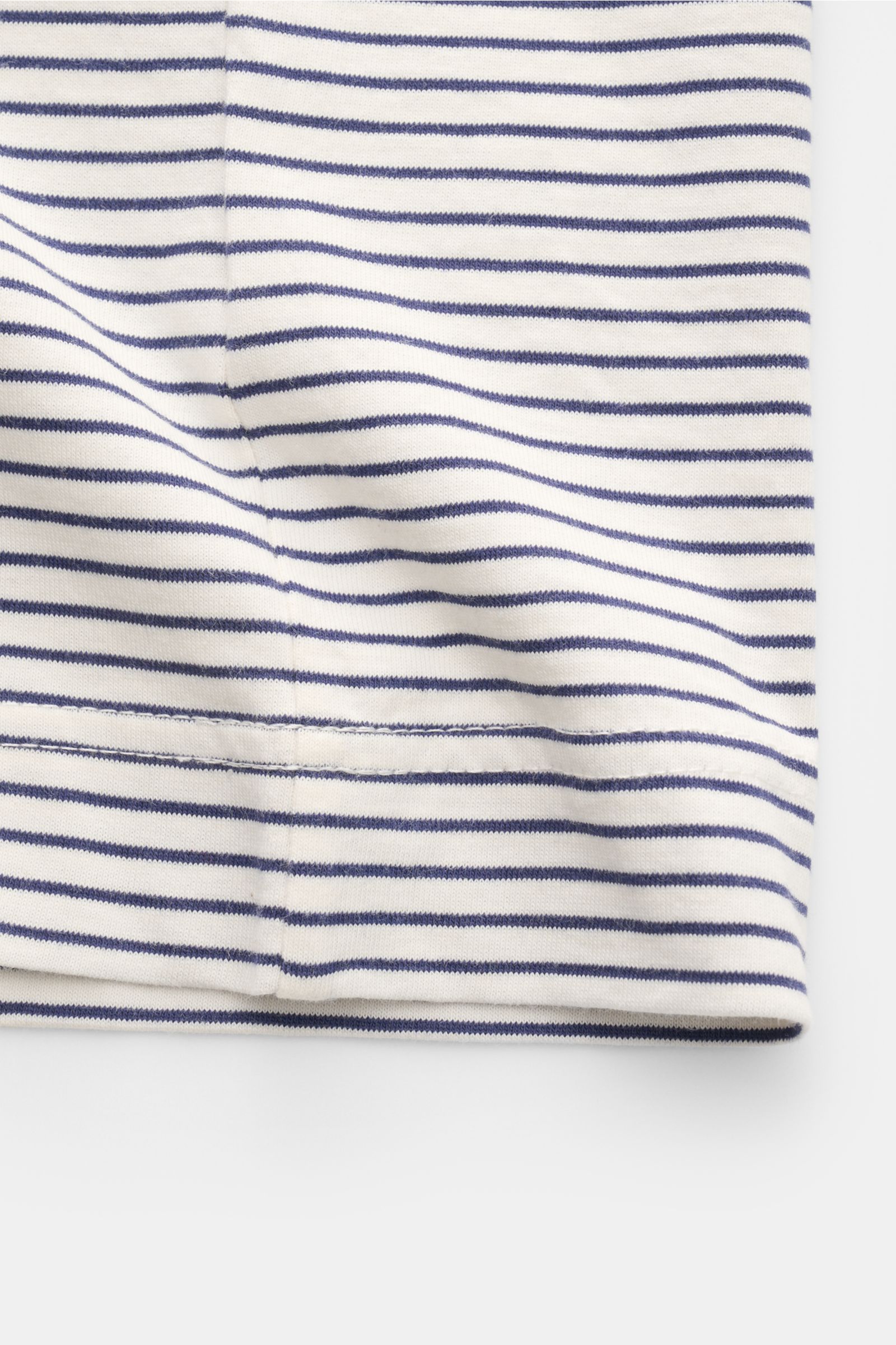 Circolo 1901 T-Shirt weiß/navy gestreift, Detailansicht Saum und Naht, reine Baumwolle, weicher Griff, Regular Fit, klassisches Streifenmuster.