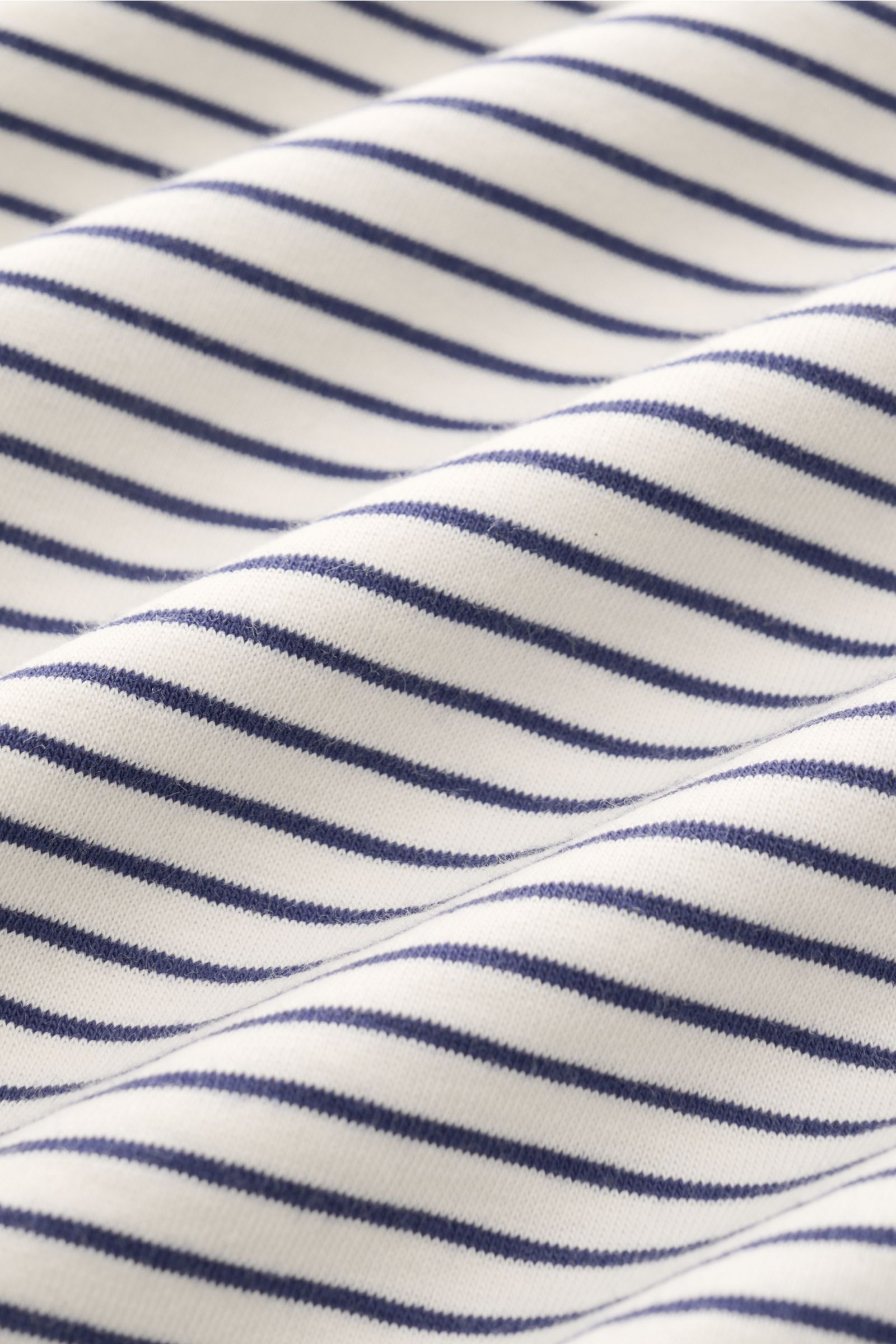 Nahaufnahme des weich gewebten Circolo 1901 T-Shirts weiß/navy gestreift mit klassischem Streifenmuster aus reiner Baumwolle, Regular Fit, fotografiert aus seitlicher Perspektive.