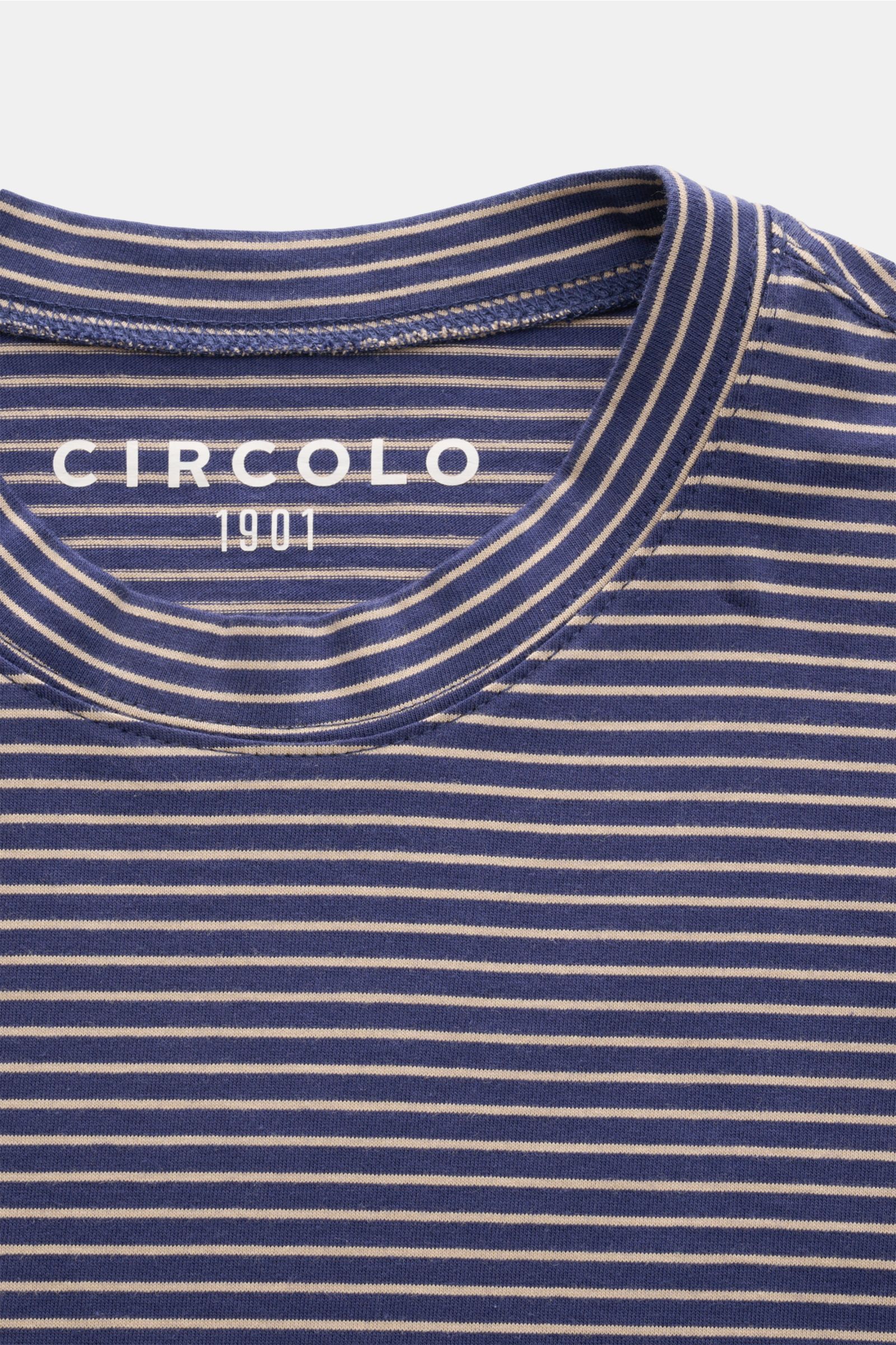 Circolo 1901 T-Shirt navy/beige gestreift, Nahaufnahme von oben, reine Baumwolle, weicher Griff, Regular Fit, klassisches Streifenmuster.