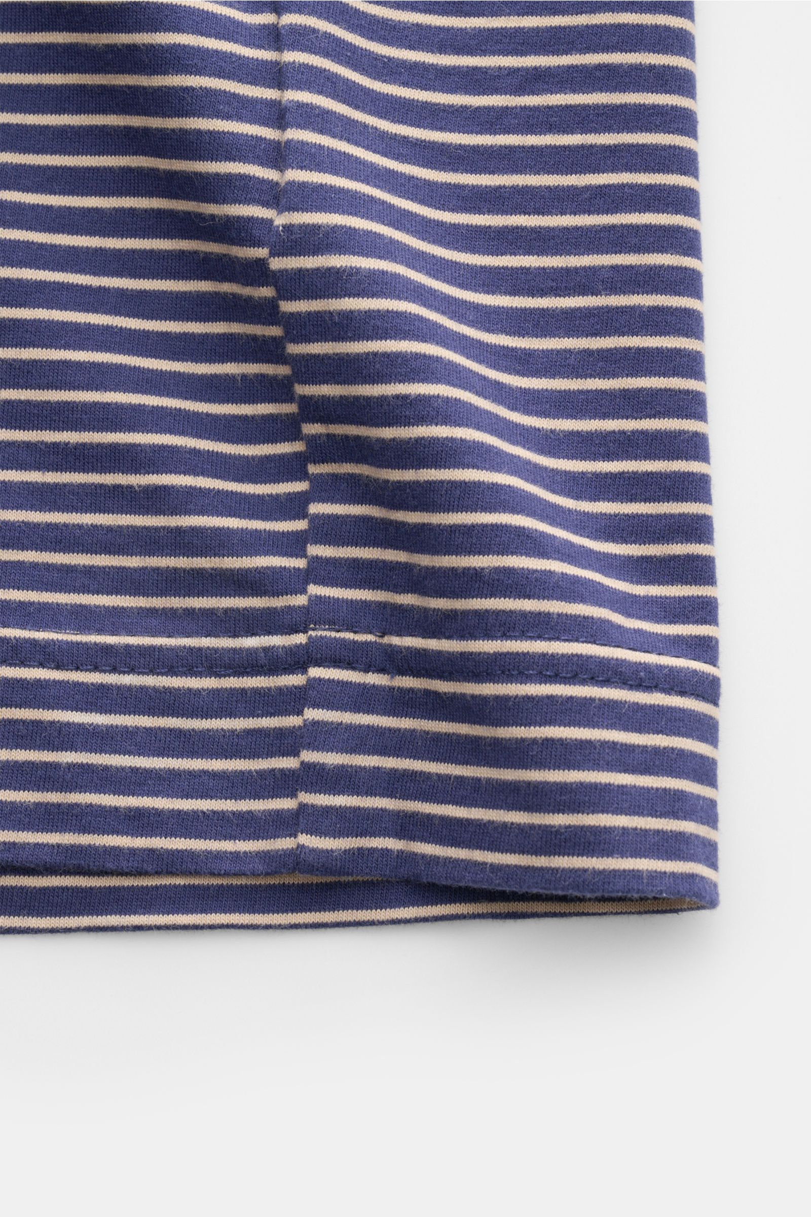 Circolo 1901 T-Shirt navy/beige gestreift, Detailansicht der Ärmelkante, reine Baumwolle, weicher Griff, Regular Fit, klassisches Streifenmuster.