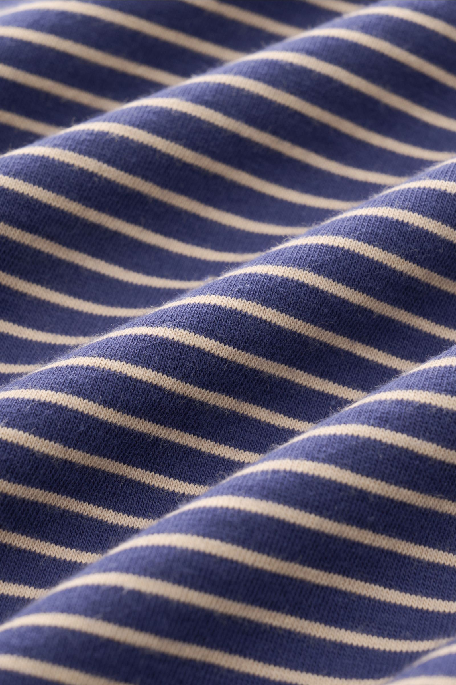 Nahaufnahme des weichen, navy/beige gestreiften Circolo 1901 T-Shirts in Regular Fit aus reiner Baumwolle mit klassischem Streifenmuster.