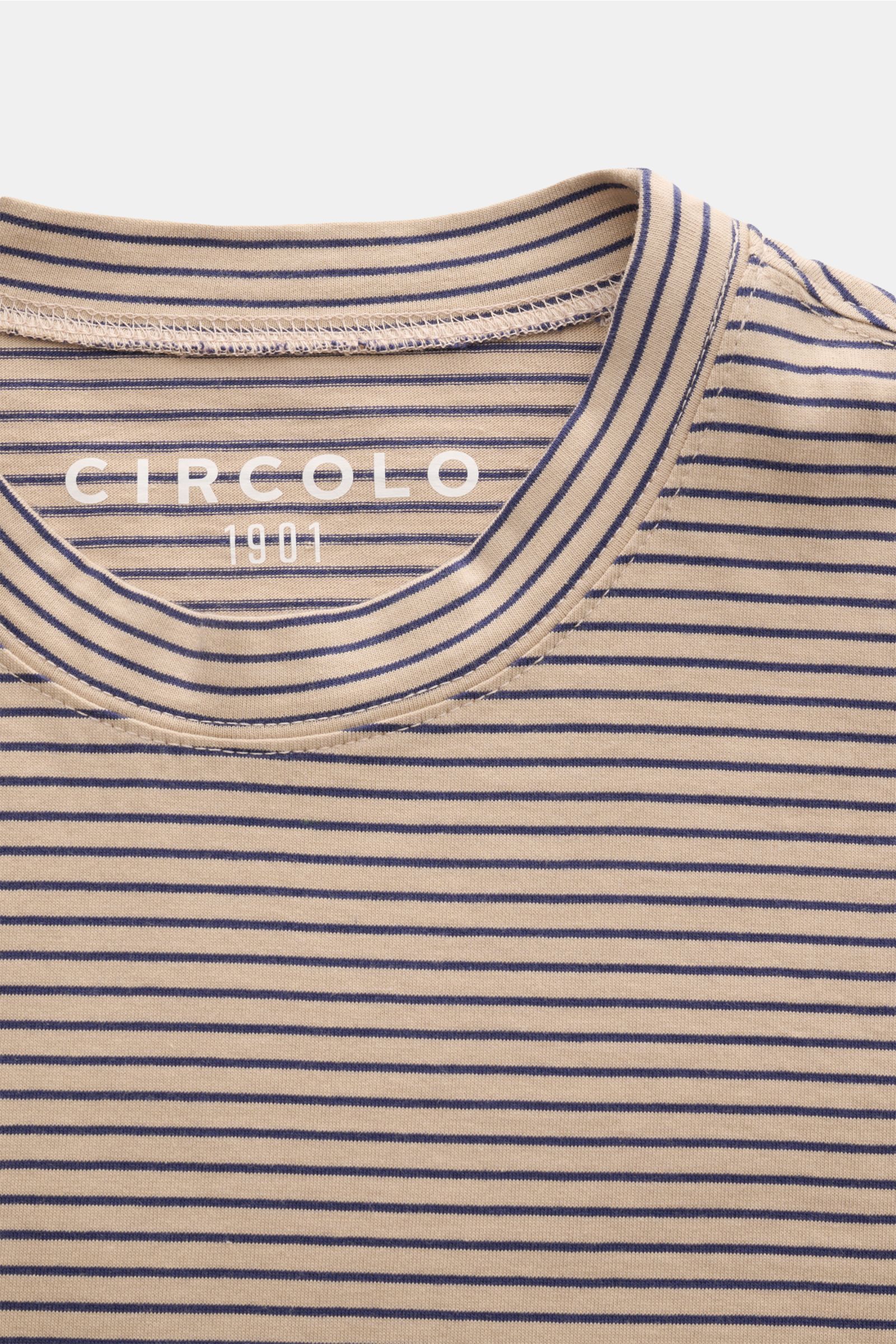 Circolo 1901 T-Shirt beige/navy gestreift, klassische Streifen, reine Baumwolle, weicher Griff, Regular Fit, Detailaufnahme vom Rundhalsausschnitt.