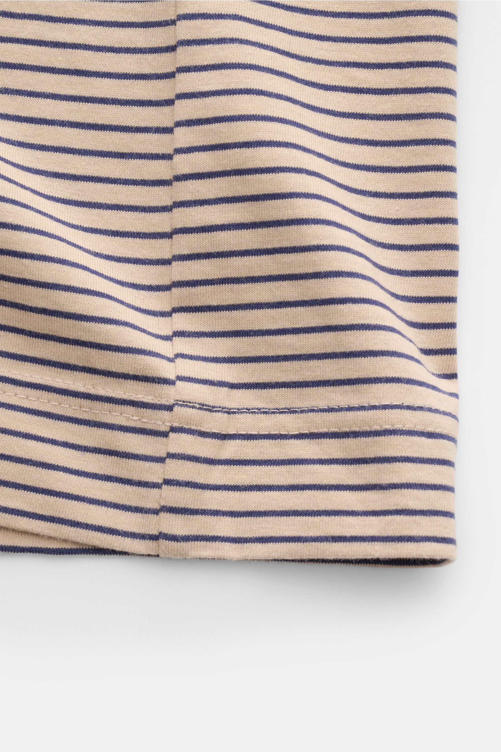 Circolo 1901 T-Shirt beige/navy gestreift, Detailaufnahme des Saums, reine Baumwolle, weicher Griff, klassisches Streifenmuster, Regular Fit, vielseitiger Allrounder.