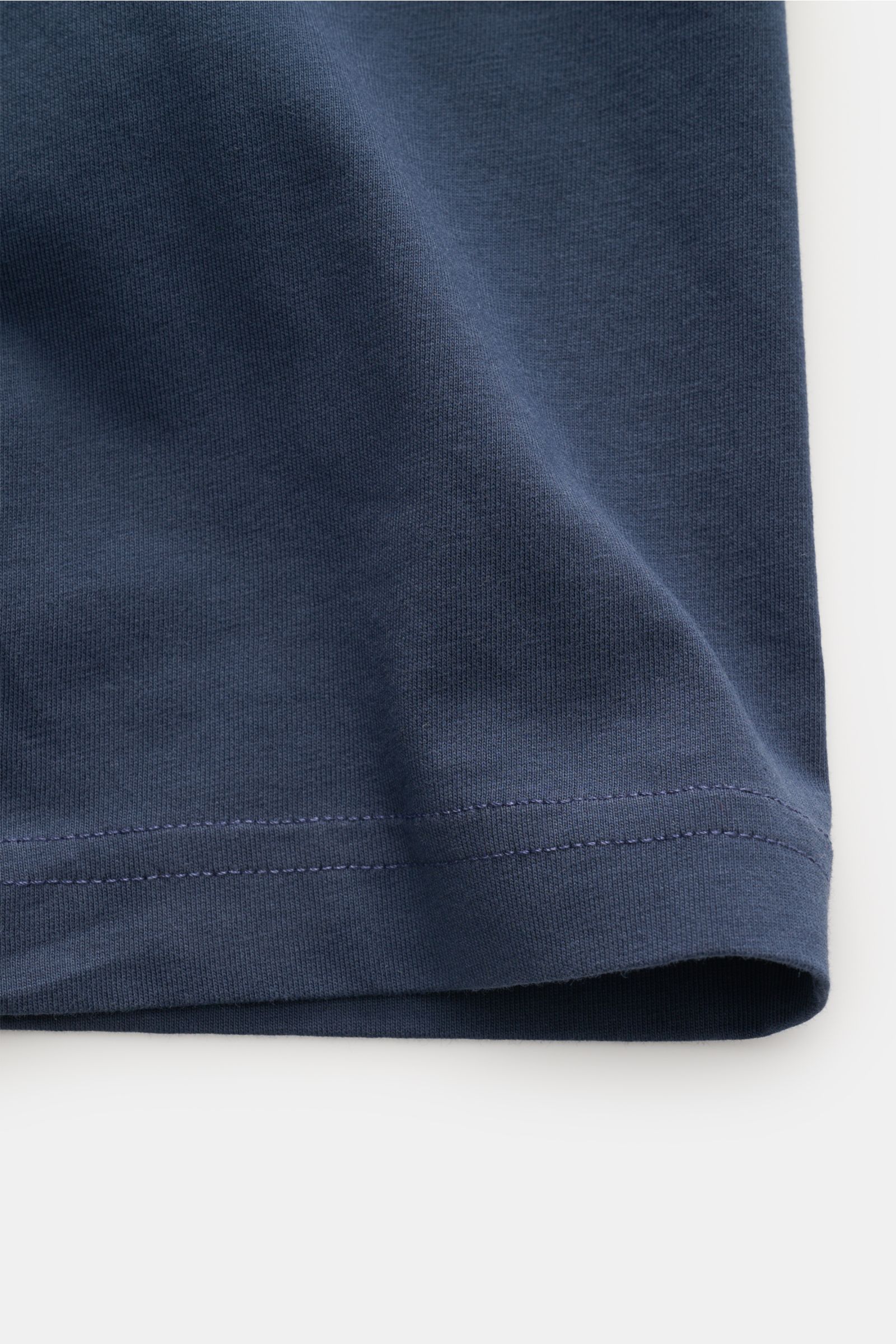 Close-up of the hem and stitching on the navy MC2 Saint Barth Crew neck T-shirt 'Portofino,' photographed from the side.

Summery and eye-catching: This T-shirt by MC2 SAINT BARTH, made from soft organic cotton, features eye-catching stitching on the c