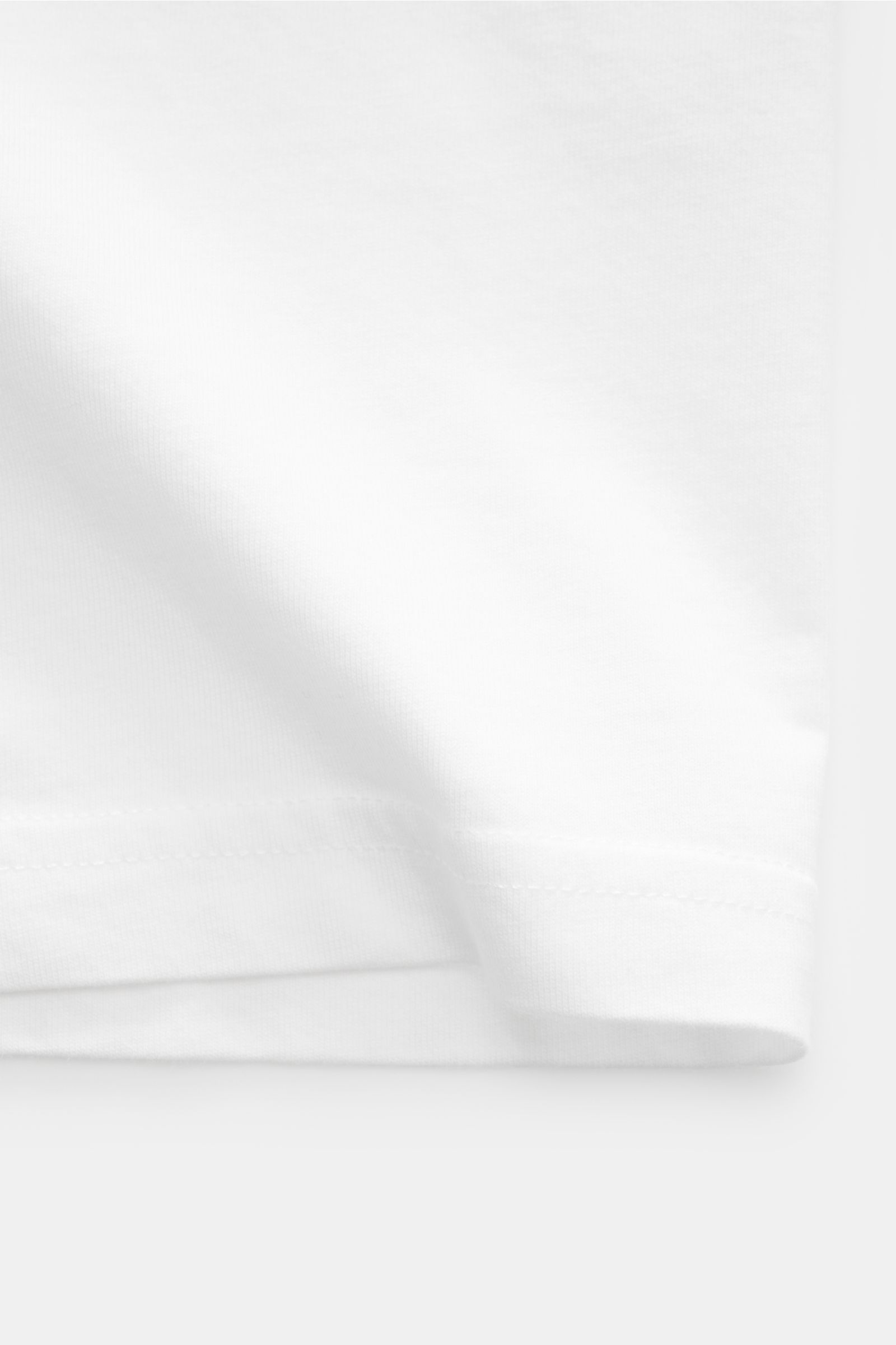 MC2 Saint Barth Rundhals-T-Shirt 'Portofino' weiß shown from a close-up side angle, highlighting soft organic cotton fabric and fine stitching. Sommerlicher Hingucker: Das T-Shirt von MC2 SAINT BARTH aus weicher Bio-Baumwolle wird mit auffälligem Brust-St