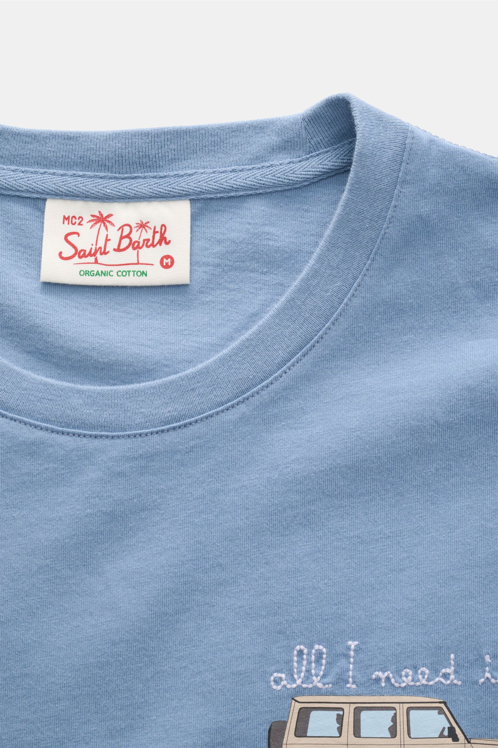 Close-up top view of the MC2 Saint Barth Crew neck T-shirt 'Portofino' smoky blue showing soft organic cotton fabric, chest stitching, and print.

Summery and eye-catching: This MC2 SAINT BARTH T-shirt, made from soft organic cotton, features eye-catch